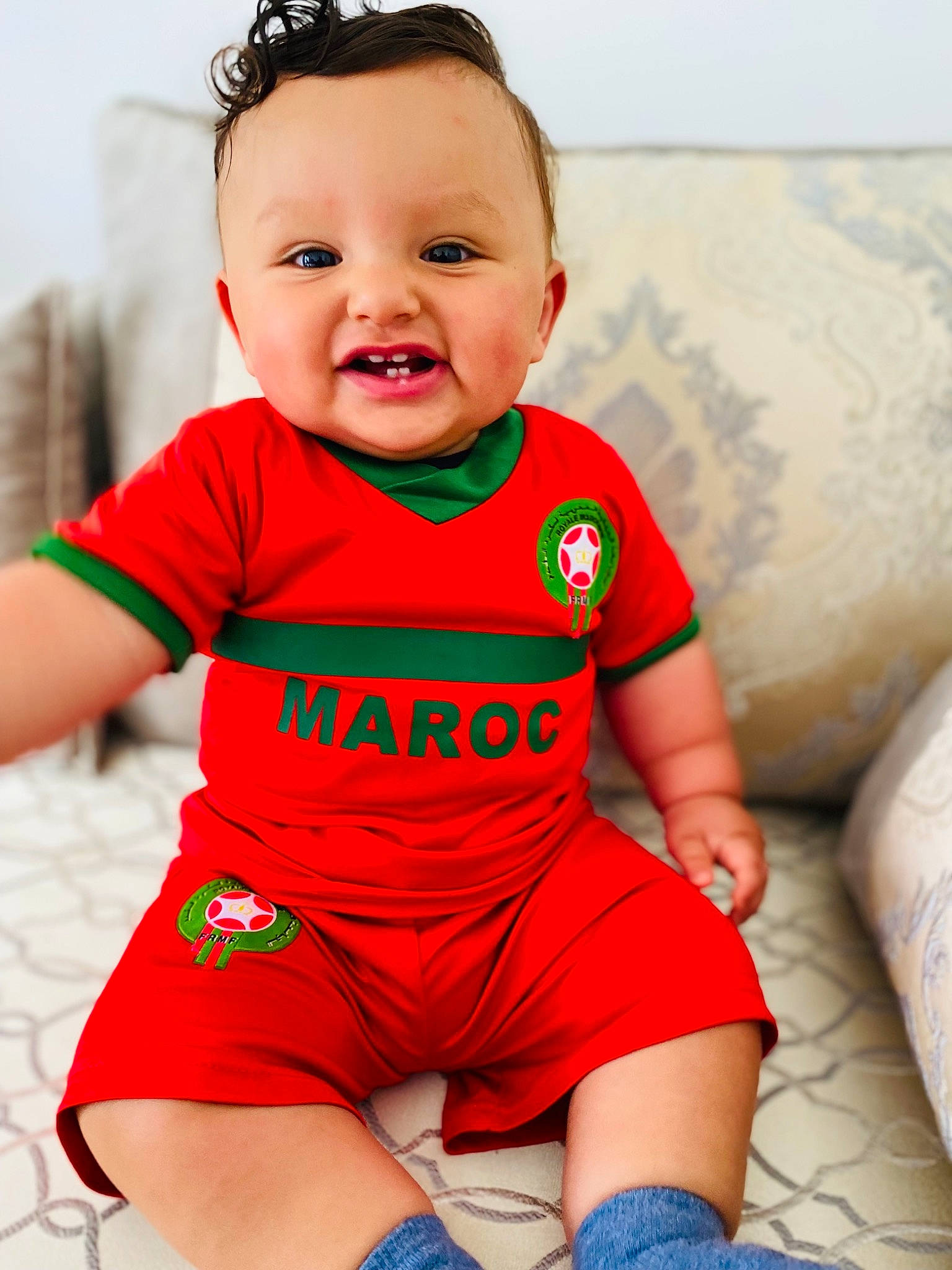 Ismaël participe au concours pour gagner de l'argent avec cette photo : baby, baby_toddler_clothing, blue, child, chin, eye, face, hairstyle, happy, head, neck, pattern, person, red, skin, sleeve, smile, sportswear, t_shirt, thigh