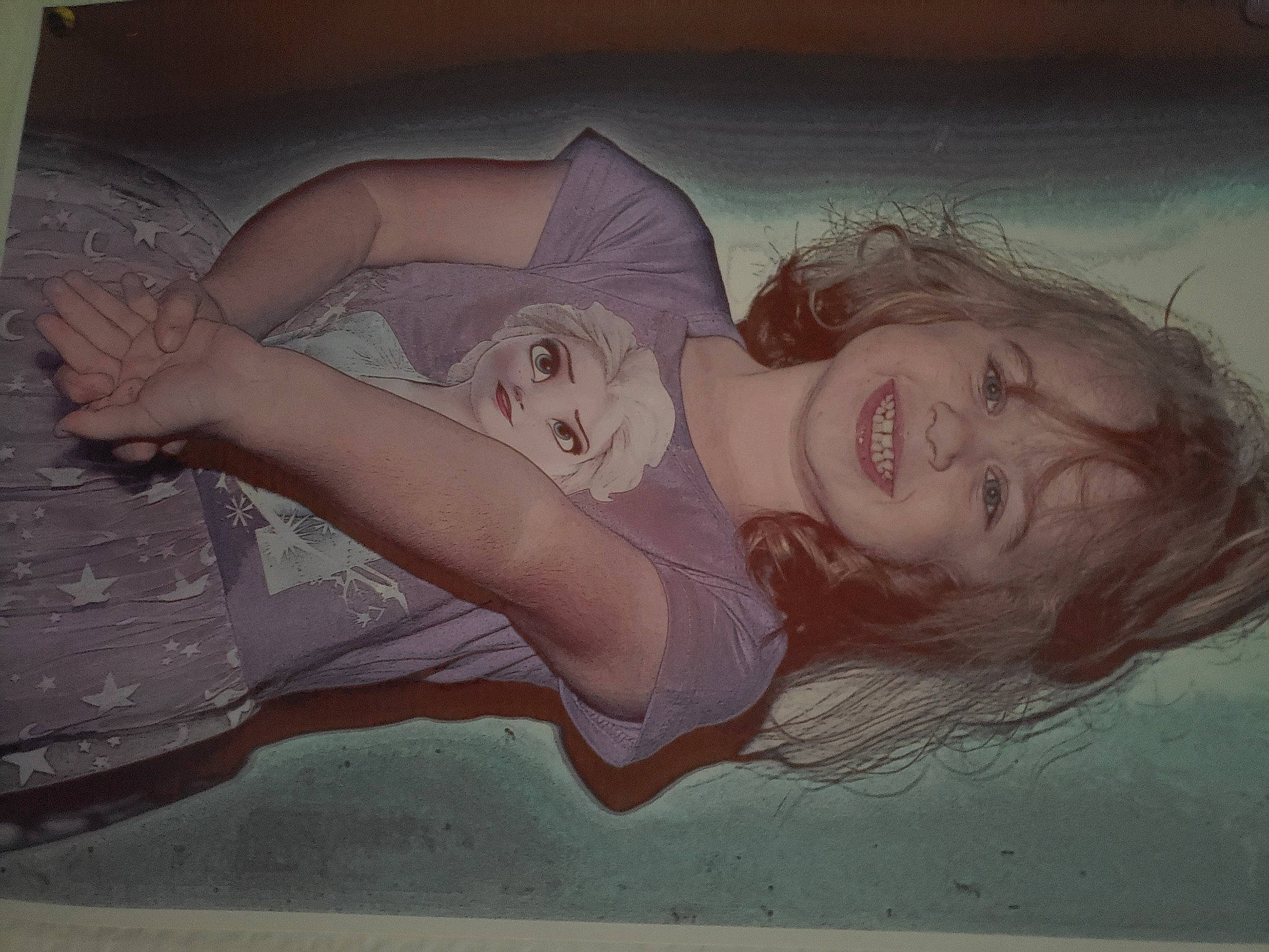 Julia a rejoint le concours — aidez-le/la à gagner de superbes lots ! art, cheek, chest, eyebrow, eyelash, flash_photography, fun, gesture, happy, illustration, jaw, joy, lip, long_hair, mouth, paint, painting, person, room, smile