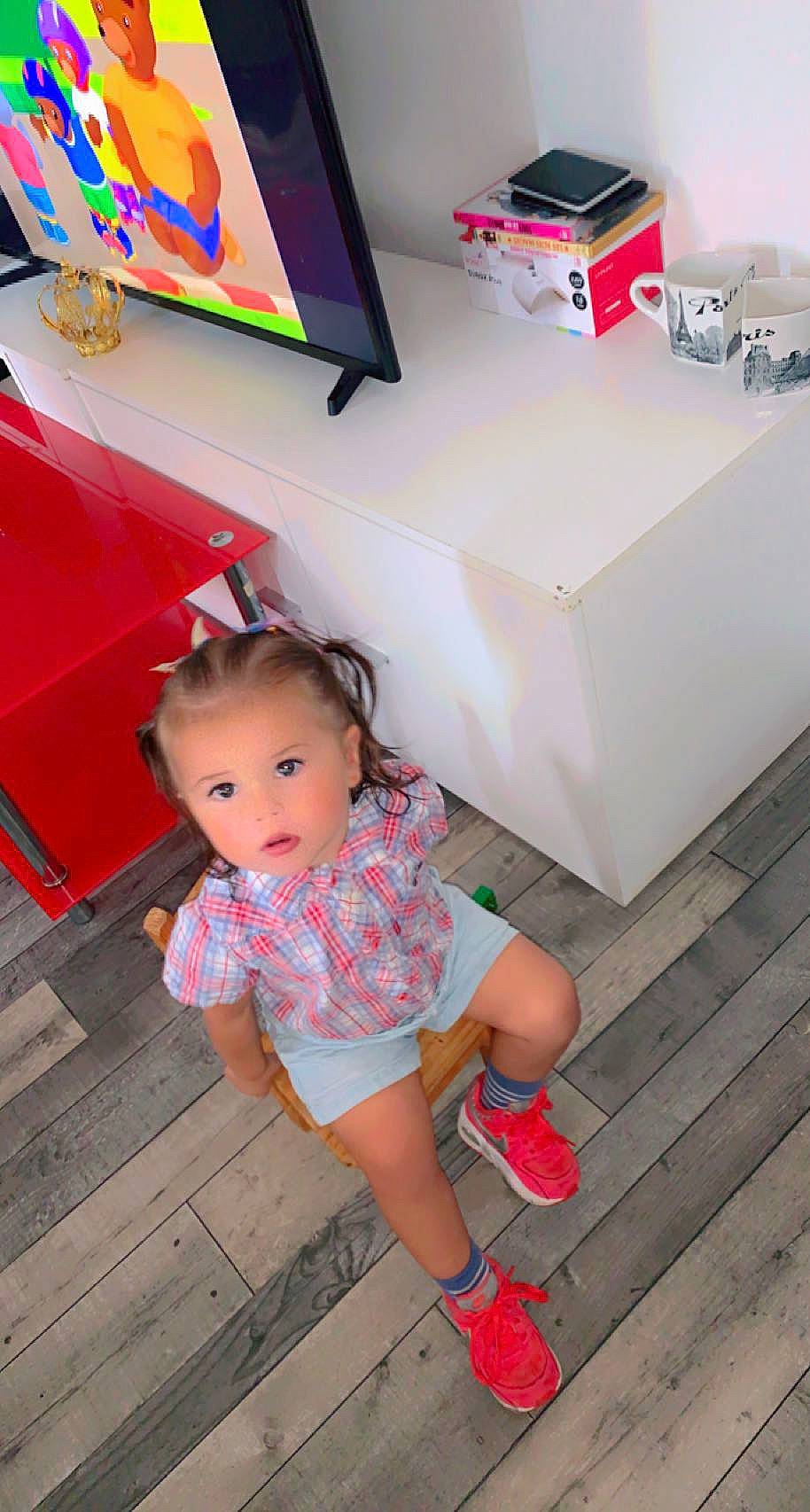 Kelya participe au concours pour gagner de l'argent avec cette photo : baby, baby_toddler_clothing, child, floor, flooring, fun, hardwood, home_appliance, human_leg, laminate_flooring, leg, leisure, magenta, person, pink, red, room, skin, thigh, toddler