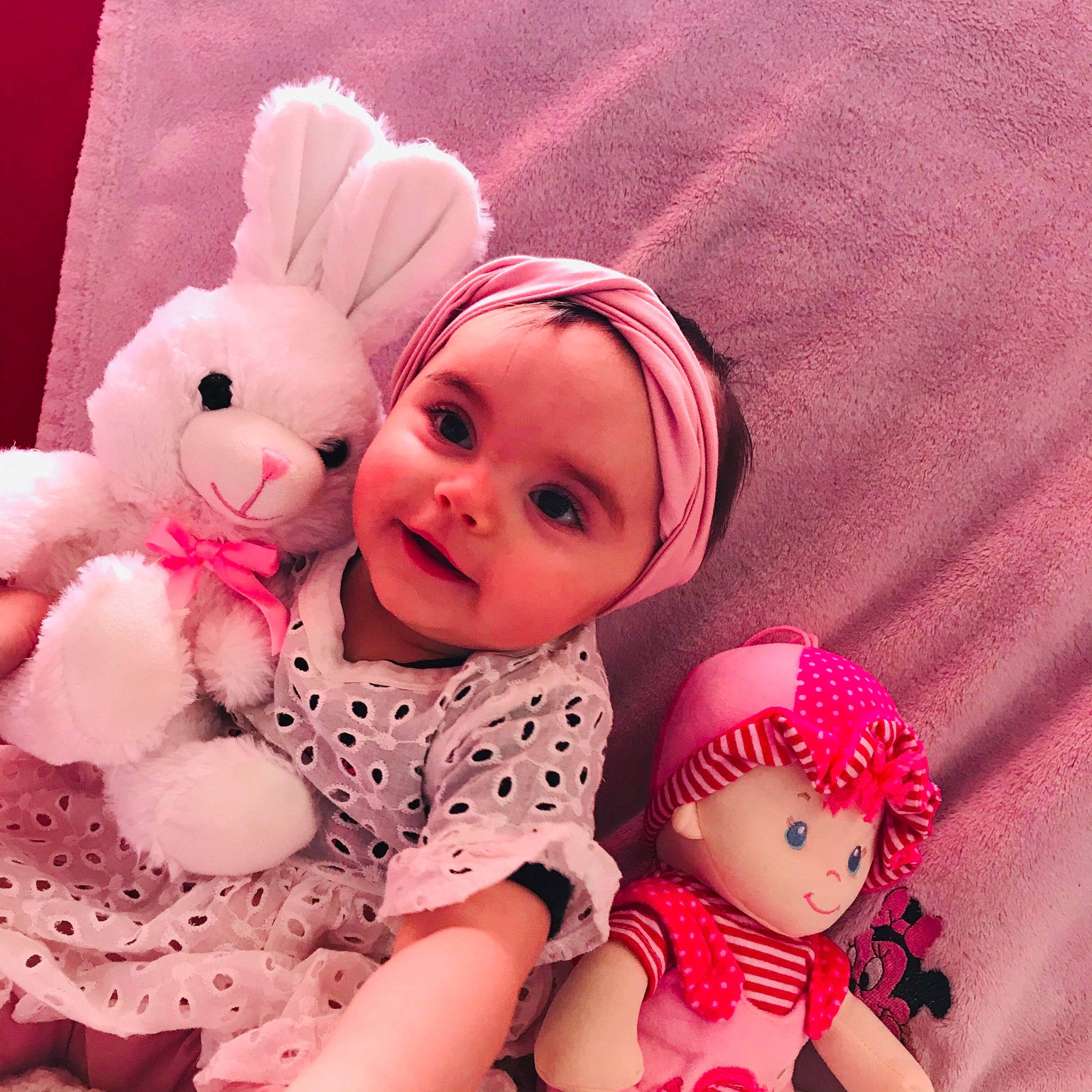Ilana a rejoint le concours — aidez-le/la à gagner de superbes lots ! baby, baby_toddler_clothing, cheek, child, doll, finger, gesture, hand, happy, headwear, interaction, lip, nail, person, pink, product, selfie, skin, textile, thumb