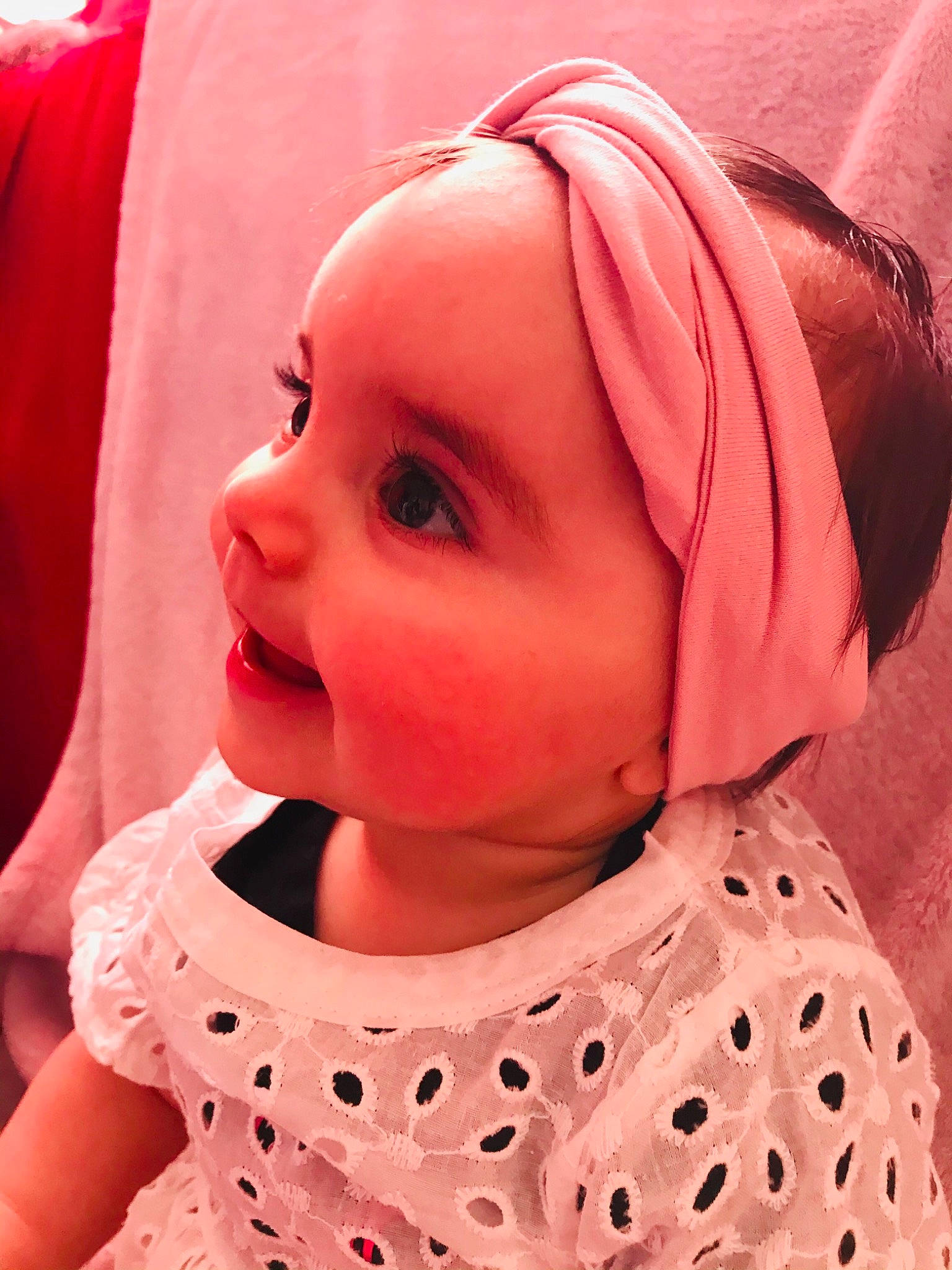 Ilana a rejoint le concours — aidez-le/la à gagner de superbes lots ! baby, baby_toddler_clothing, cheek, chin, clothing, eye, eyebrow, face, happy, head, headwear, lip, mouth, neck, outerwear, person, photograph, pink, skin, sleeve