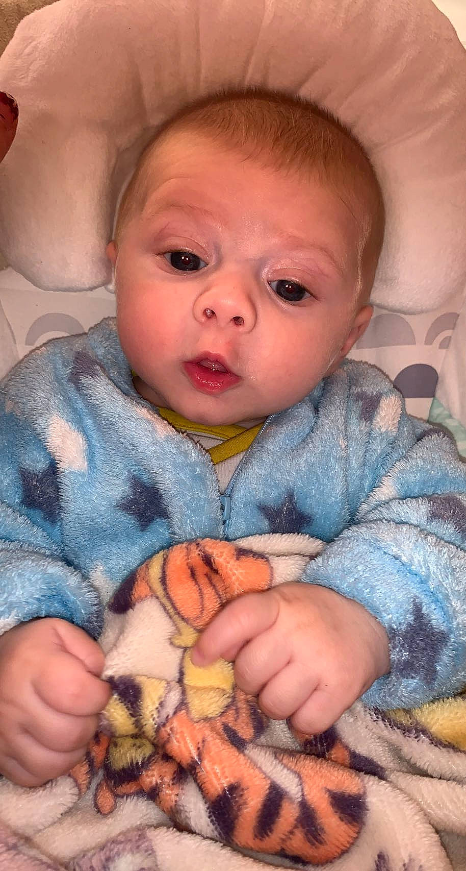 Owen a rejoint le concours — aidez-le/la à gagner de superbes lots ! baby_toddler_clothing, cheek, chin, dress, eye, face, finger, gesture, hand, iris, lip, mammal, mouth, nose, orange, organ, person, product, skin, sleeve