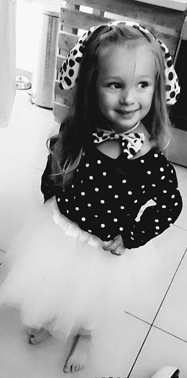 Jenna a rejoint le concours — aidez-le/la à gagner de superbes lots ! baby_toddler_clothing, black_and_white, bow_tie, child, day_dress, dress, fashion_design, flash_photography, happy, human_body, joy, monochrome, monochrome_photography, pattern, person, sleeve, smile, stock_photography, style, toddler