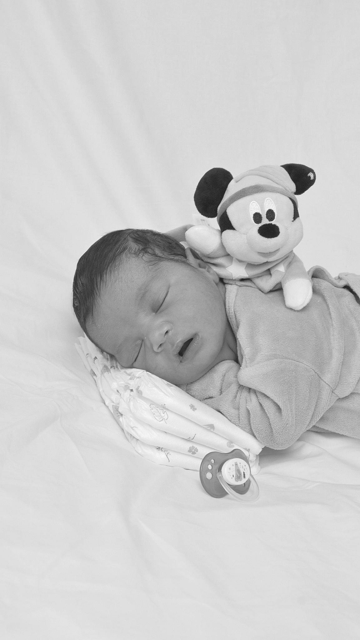 Nahim participe au concours pour gagner de l'argent avec cette photo : arm, baby, child, comfort, gesture, hand, happy, head, human_body, mammal, monochrome, monochrome_photography, nose, person, room, skin, stuffed_toy, teddy_bear, toddler, toy