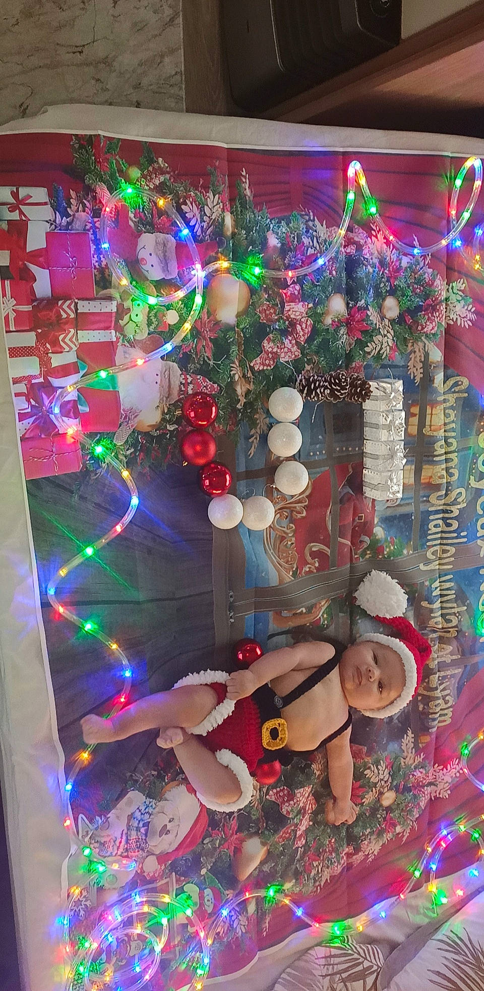 Lyam participe au concours pour gagner de l'argent avec cette photo : christmas, christmas_decoration, christmas_ornament, christmas_tree, decoration, event, fun, headwear, holiday, holiday_ornament, lighting, magenta, ornament, person, pink, plant, public_space, purple, snapshot, space