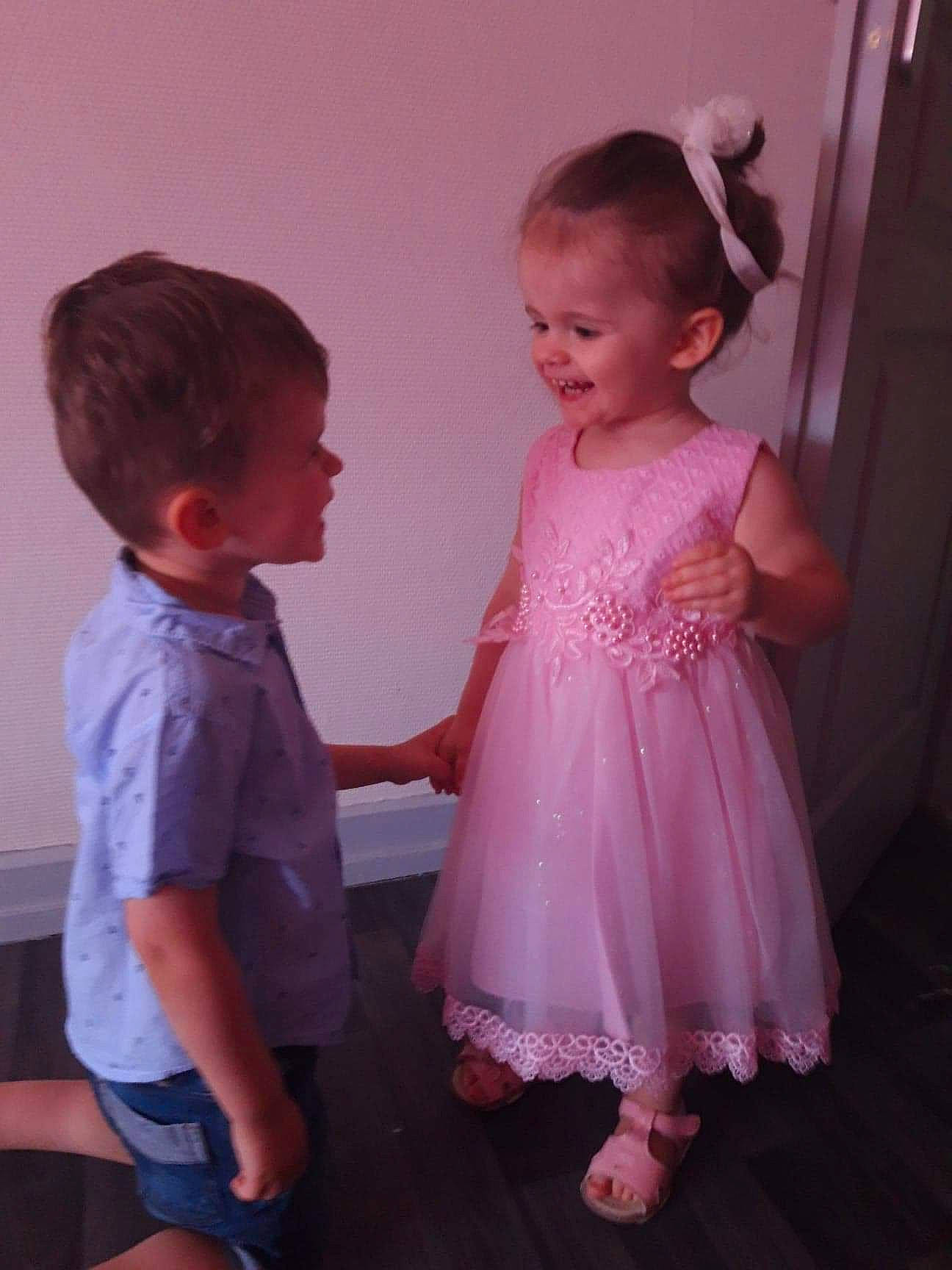 Jade a rejoint le concours — aidez-le/la à gagner de superbes lots ! baby, child, clothing, costume, dress, fun, magenta, person, pink, sibling, skin, smile, standing, toddler, under_exposed