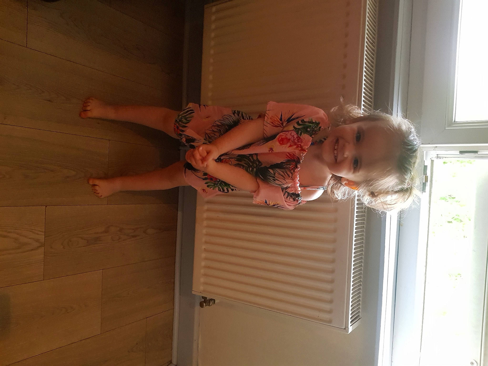 Jade a rejoint le concours — aidez-le/la à gagner de superbes lots ! flesh, joy, leg, person, room