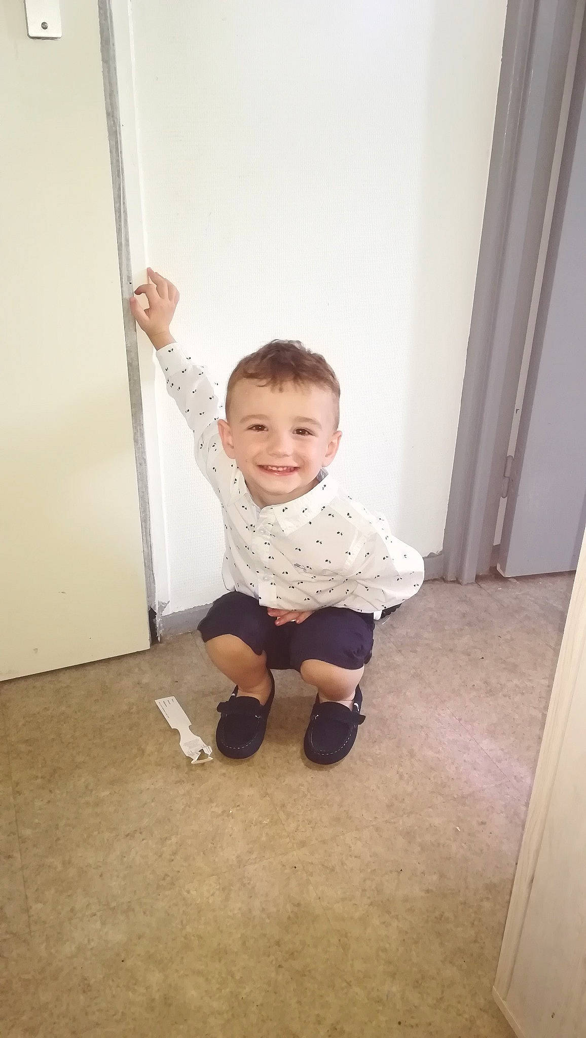 Alexis a rejoint le concours — aidez-le/la à gagner de superbes lots ! arm, child, day, floor, flooring, girl, infant, joint, joy, leg, person, product, room, shoulder, sitting, skin, snapshot, standing, textile, toddler