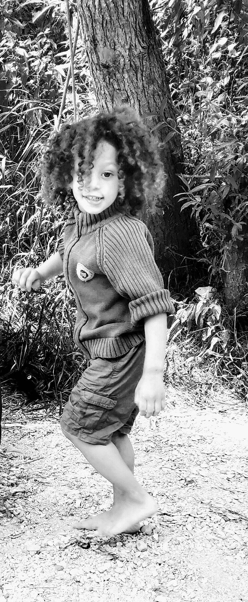 Raïden a rejoint le concours — aidez-le/la à gagner de superbes lots ! black_and_white, child, child_model, grass, joy, monochrome, monochrome_photography, person, photo_shoot, photograph, photography, plant, play, portrait, smile, standing, style, tree