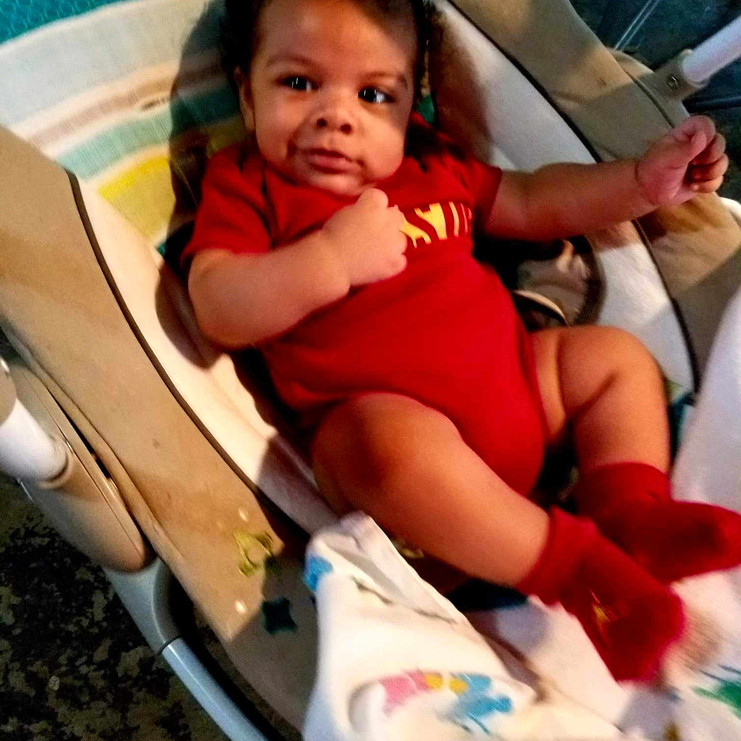 Ozias is registered to the contest to win money with this photo: baby, baby_products, birth, car_seat, child, leg, person, thigh, toddler