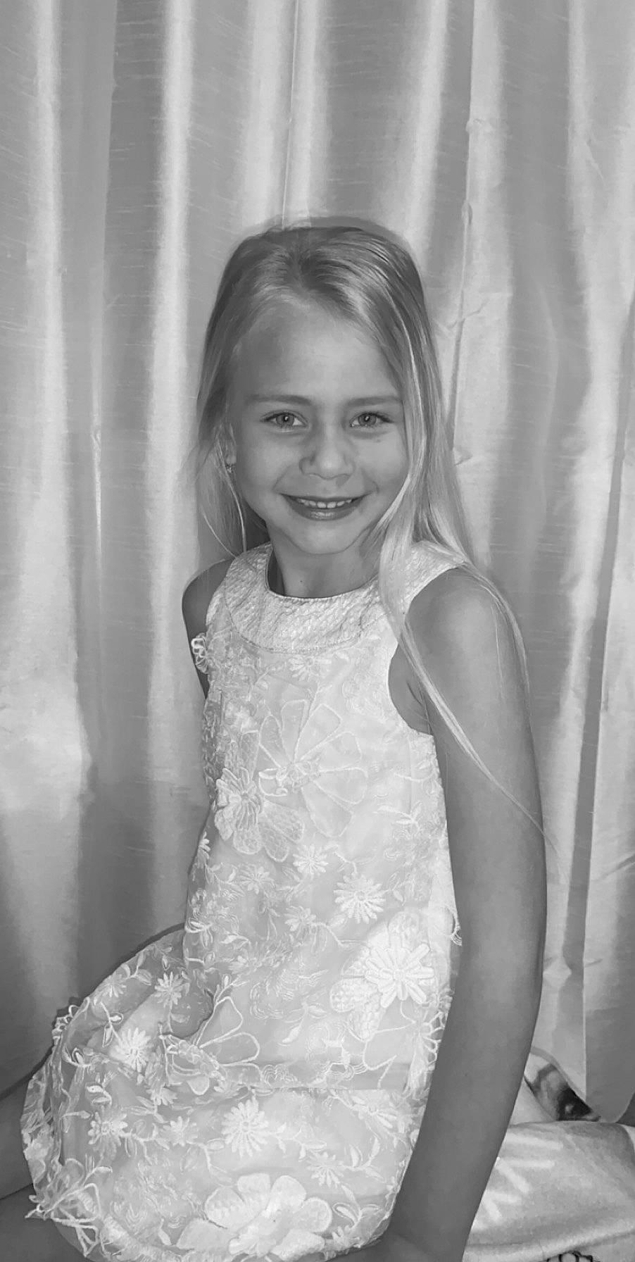 Emy participe au concours pour gagner de l'argent avec cette photo : black_and_white, bridal_clothing, bridal_party_dress, day_dress, dress, fashion_design, flash_photography, hair, hairstyle, happy, iris, joy, one_piece_garment, organ, person, shoulder, smile, standing, style, waist