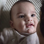 Baby Love a rejoint le concours — aidez-le/la à gagner de superbes lots ! baby, blanket, child, close_up, clothing, cozy, curious, cuteness, expression, eyes, face, indoor, infant, looking, portrait, skin, soft_lighting, texture, warm, young