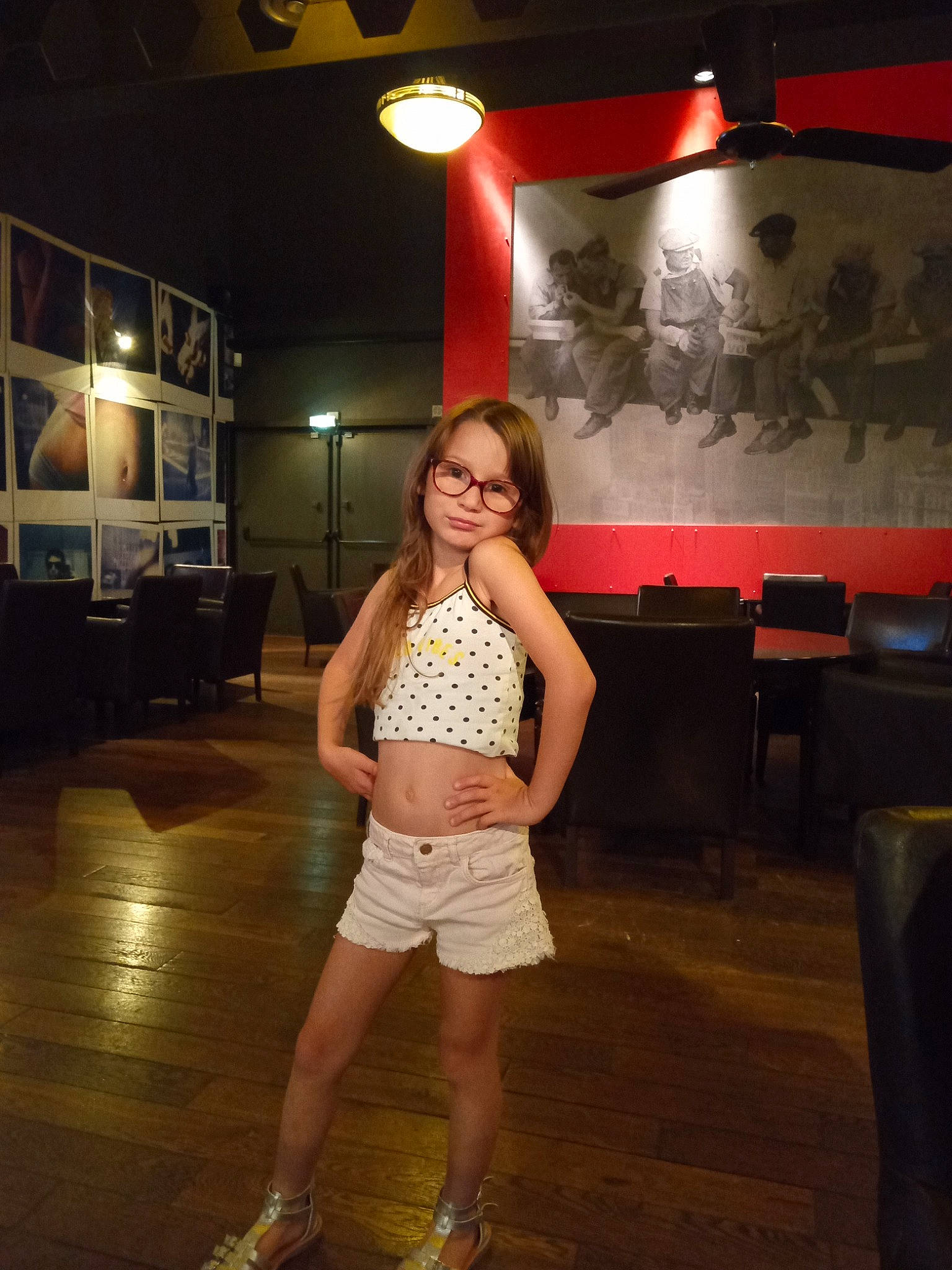 Maeva a rejoint le concours — aidez-le/la à gagner de superbes lots ! dance, event, fashion, fun, human_body, leg, night, performance, person, room, shorts, thigh, vacation