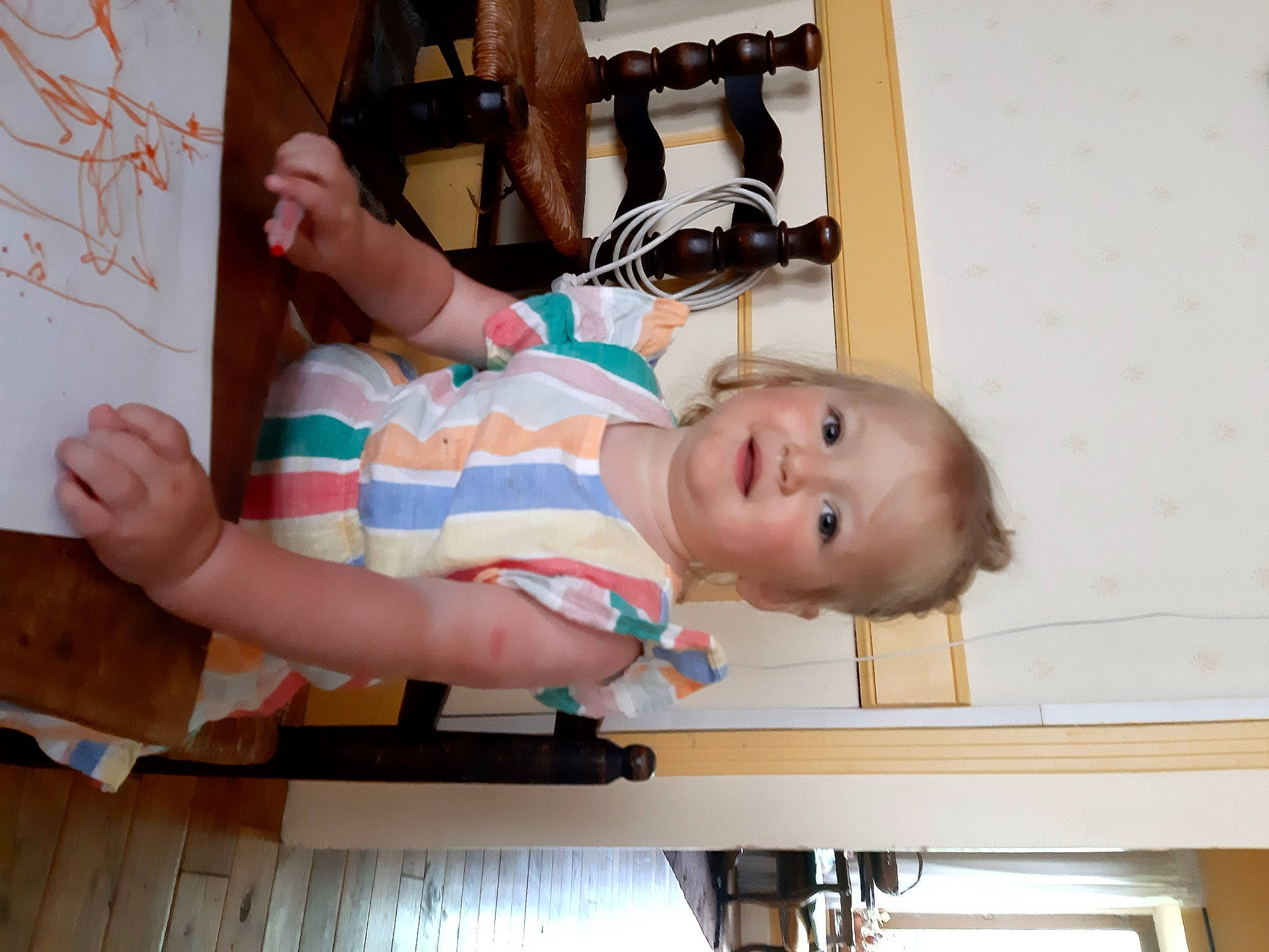 Luna a rejoint le concours — aidez-le/la à gagner de superbes lots ! arm, baby, baby_products, baby_toddler_clothing, child, elbow, flooring, hand, handwriting, hardwood, joy, knee, pattern, person, room, thigh, toddler, varnish, wood, wrist