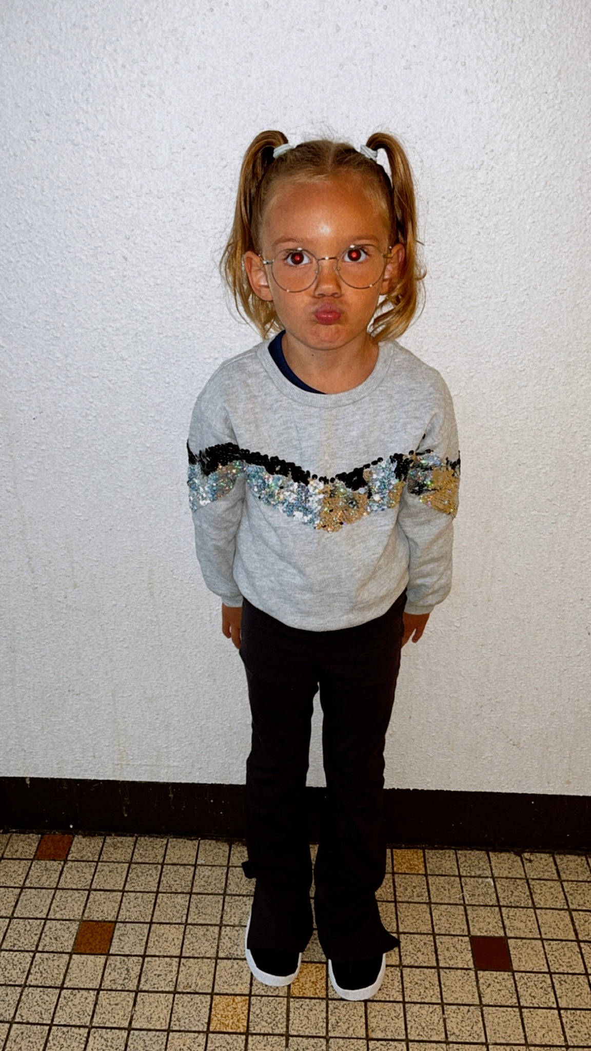 Shelsy participe au concours pour gagner de l'argent avec cette photo : arm, baby_toddler_clothing, child, clothing, denim, eyewear, fashion_accessory, fashion_design, flooring, hair, human_leg, knee, leg, neck, outerwear, person, sleeve, t_shirt, thigh, toddler