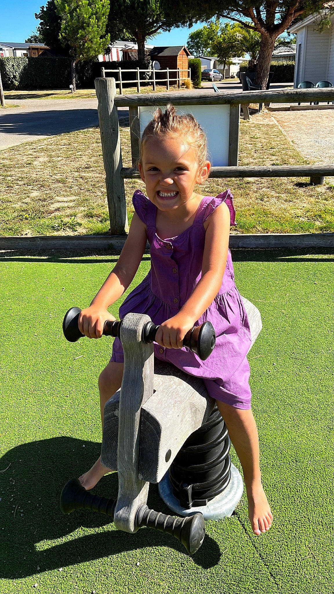 Shelsy participe au concours pour gagner de l'argent avec cette photo : baby_products, child, fun, garden, grass, happy, joy, knee, lawn, leisure, magenta, outdoor_play_equipment, people_in_nature, person, plant, recreation, sitting, smile, spring, toddler