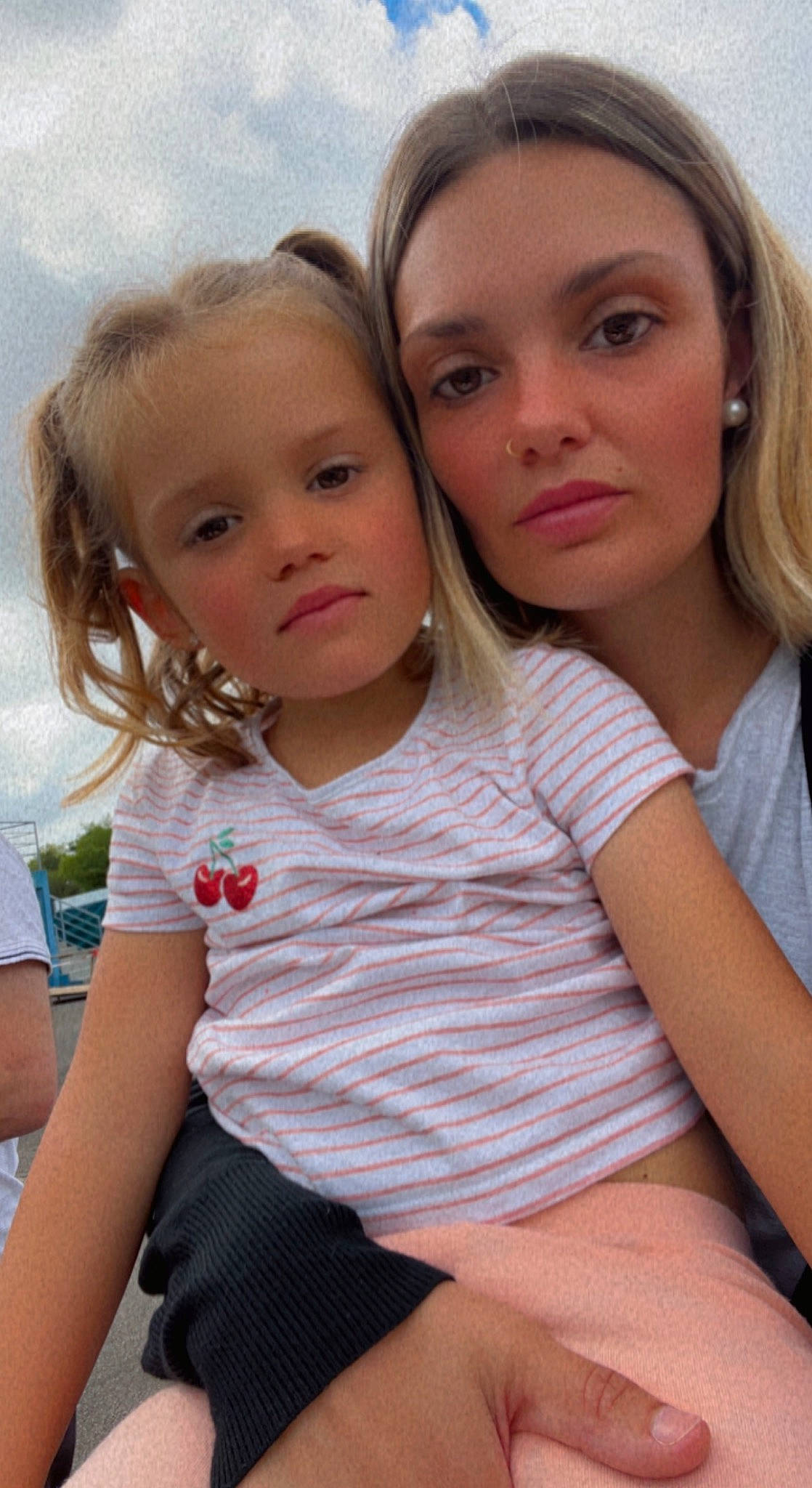 Shelsy a rejoint le concours — aidez-le/la à gagner de superbes lots ! cheek, chin, eye, face, facial_expression, fun, gesture, hair, happy, head, iris, leisure, lip, mouth, nose, organ, person, shorts, shoulder, skin