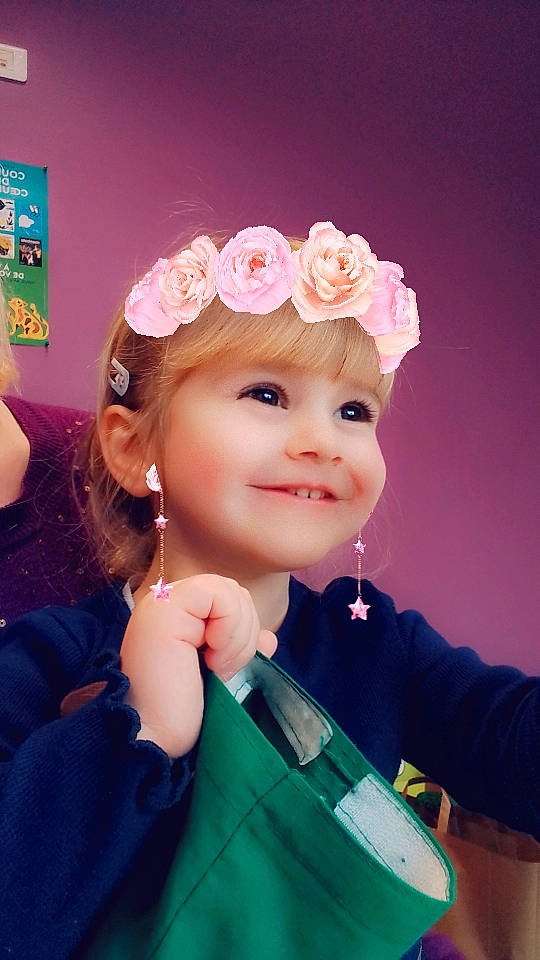 Emma a rejoint le concours — aidez-le/la à gagner de superbes lots ! baby_toddler_clothing, child, dress, electric_blue, flash_photography, fun, happy, headband, headgear, headpiece, headwear, jewellery, joy, lip, magenta, person, petal, pink, purple, skin