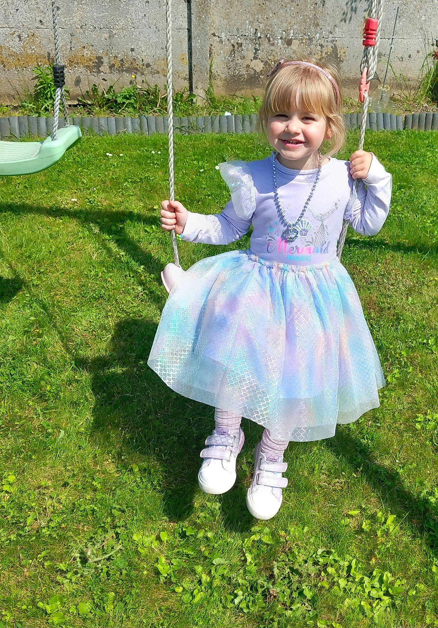 Emma participe au concours pour gagner de l'argent avec cette photo : baby_toddler_clothing, child, dress, fun, garden, grass, grassland, happy, joy, lawn, leisure, pattern, people_in_nature, person, pink, plant, pole, recreation, smile, spring