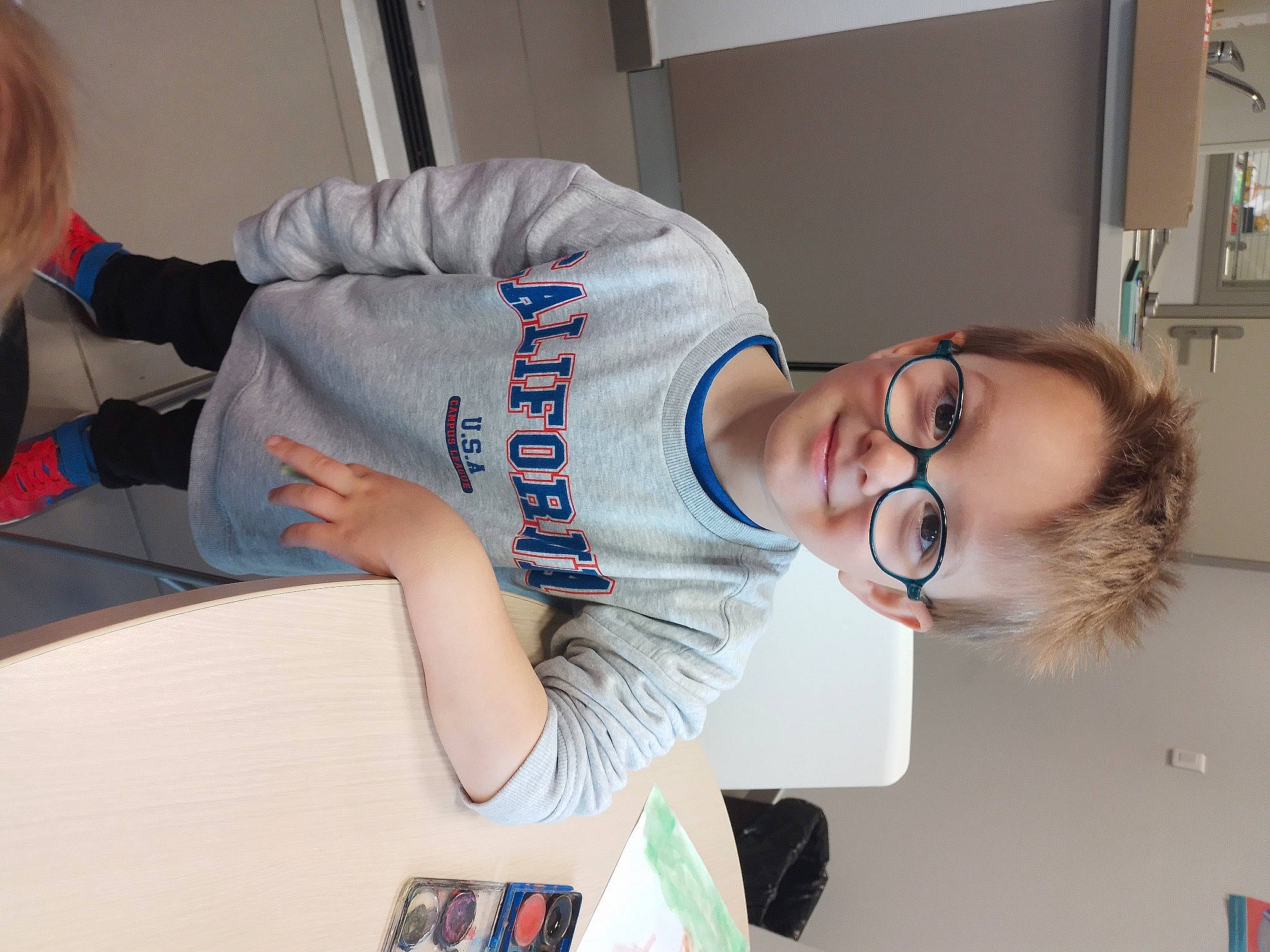 Tristan a rejoint le concours — aidez-le/la à gagner de superbes lots ! arm, child, comfort, elbow, electric_blue, eyewear, fun, joint, joy, knee, person, room, shelf, shoulder, sitting, sleeve, smile, sportswear, t_shirt, thigh