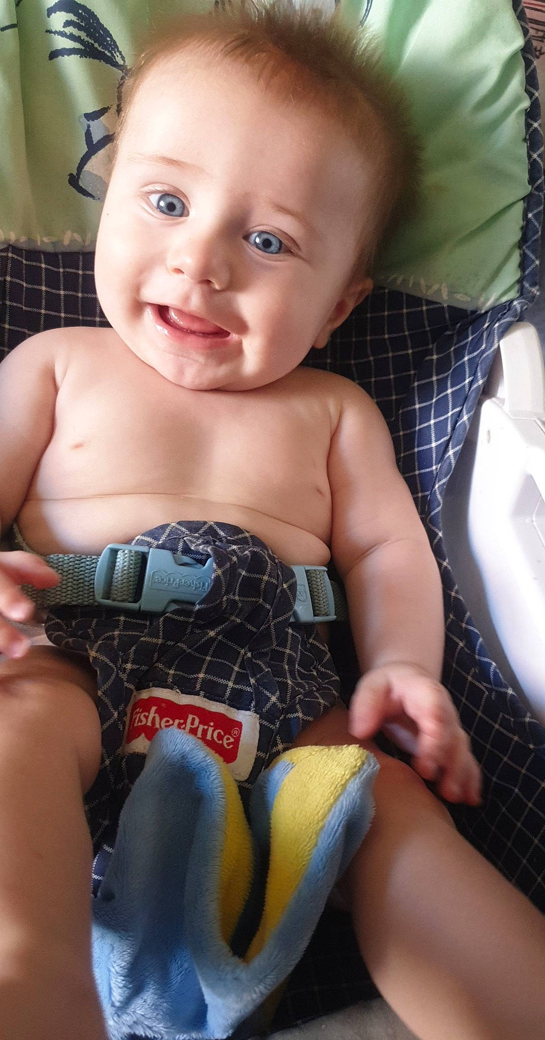 Ethan a rejoint le concours — aidez-le/la à gagner de superbes lots ! baby_toddler_clothing, cheek, chest, chin, eye, finger, flash_photography, hand, human_body, iris, joint, lip, mouth, muscle, neck, organ, person, skin, smile, textile