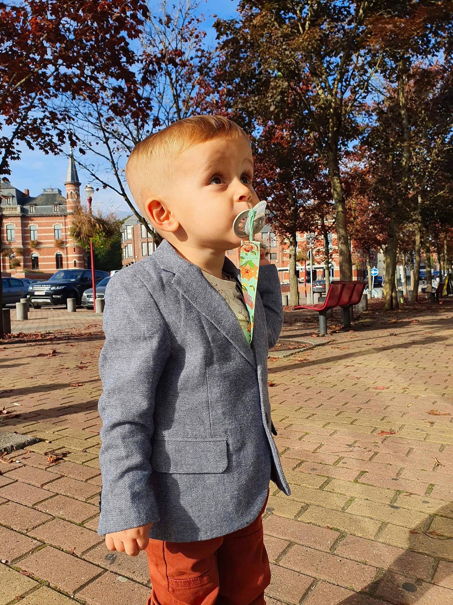 Nil participe au concours pour gagner de l'argent avec cette photo : asphalt, blazer, child, city, denim, electric_blue, flooring, formal_wear, grass, happy, leaf, leisure, pattern, pedestrian, person, road_surface, sidewalk, sky, sleeve, toddler