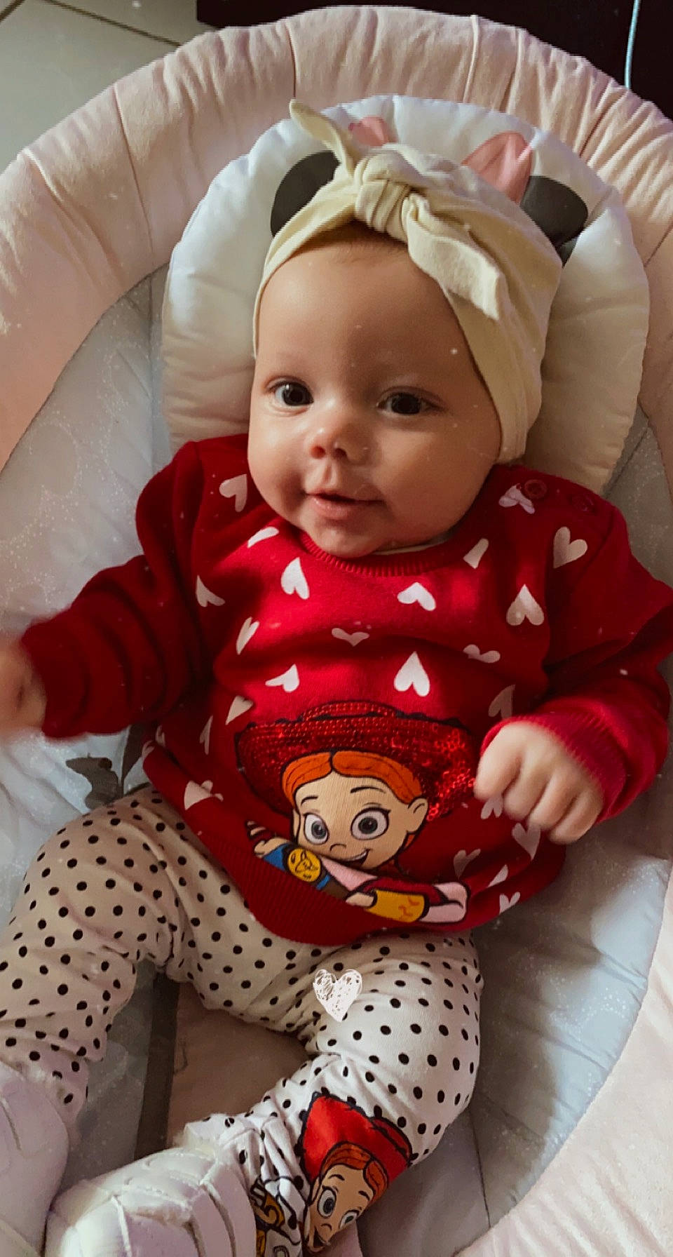 Nina a rejoint le concours — aidez-le/la à gagner de superbes lots ! baby, baby_products, baby_toddler_clothing, bib, cheek, child, comfort, face, happy, headwear, mouth, pattern, person, pink, product, sitting, skin, sleeve, smile, textile