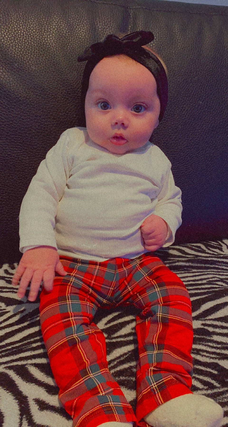 Nina participe au concours pour gagner de l'argent avec cette photo : baby, baby_toddler_clothing, cheek, child, chin, face, happy, head, linens, pattern, person, plaid, sitting, sleeve, t_shirt, tartan, textile, toddler, toy, white