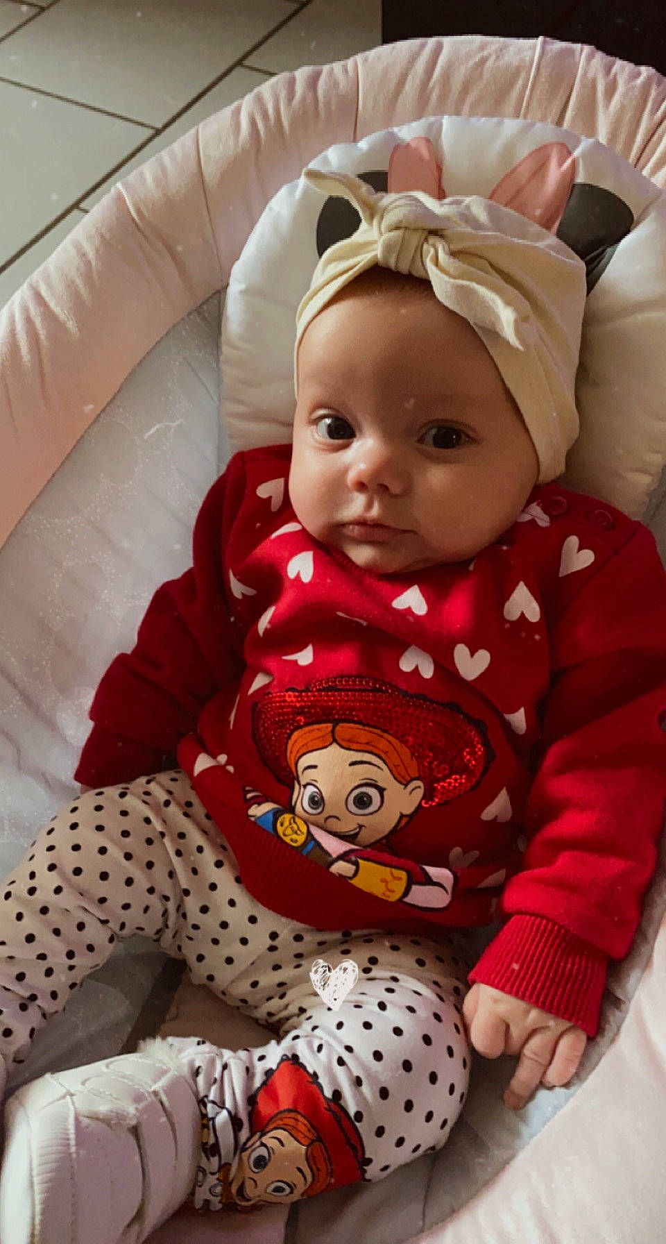 Nina a rejoint le concours — aidez-le/la à gagner de superbes lots ! baby, baby_products, baby_safety, baby_sleeping, baby_toddler_clothing, carmine, cheek, child, comfort, headwear, linens, outerwear, pattern, person, personal_protective_equipment, sitting, skin, sleeve, textile, toddler