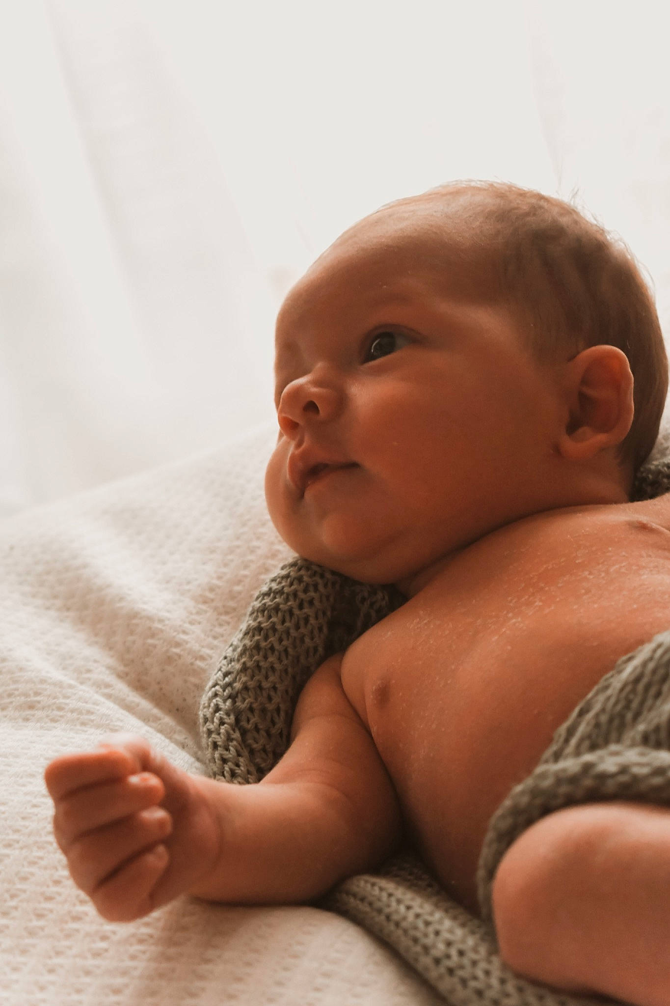 Marceau participe au concours pour gagner de l'argent avec cette photo : arm, baby, cheek, chin, comfort, eye, eyebrow, face, finger, hand, human_body, iris, leg, lip, mouth, neck, nose, person, skin, toddler