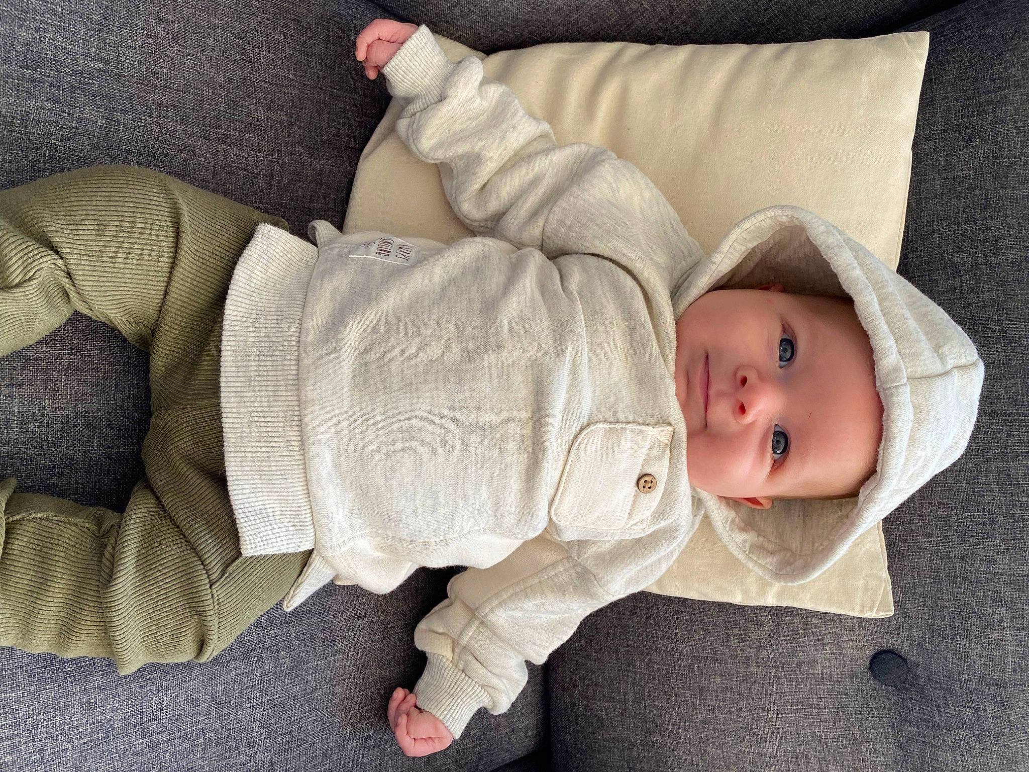 Marceau a rejoint le concours — aidez-le/la à gagner de superbes lots ! baby, baby_products, baby_sleeping, baby_toddler_clothing, cheek, child, comfort, eye, facial_expression, head, headgear, headwear, human_body, human_leg, knee, linens, mouth, person, skin, sleeve