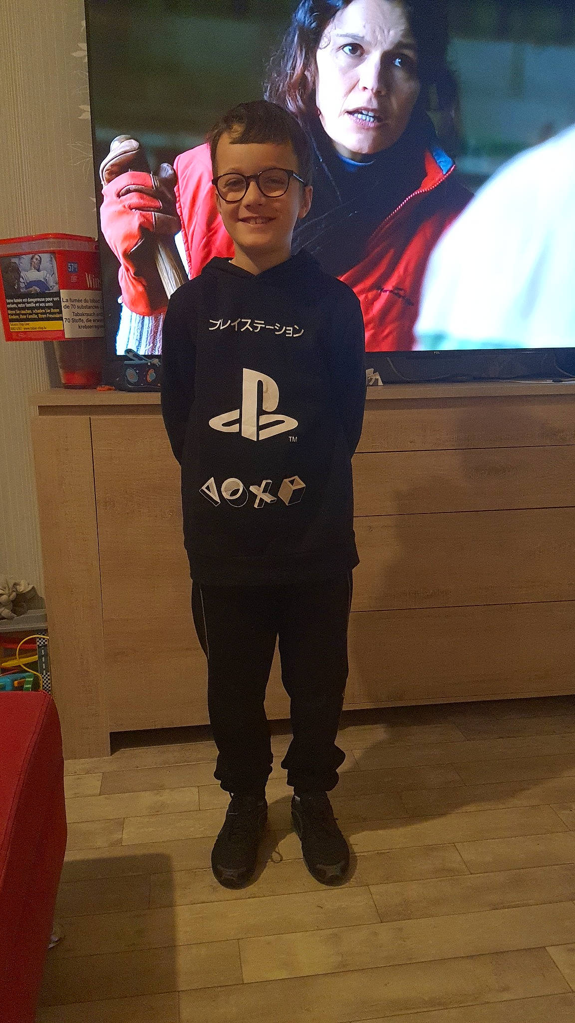 Tyler participe au concours pour gagner de l'argent avec cette photo : child, event, eyewear, flooring, fun, hoodie, joy, person, personal_protective_equipment, recreation, room, sleeve, smile, sportswear, standing, t_shirt, top, visual_arts