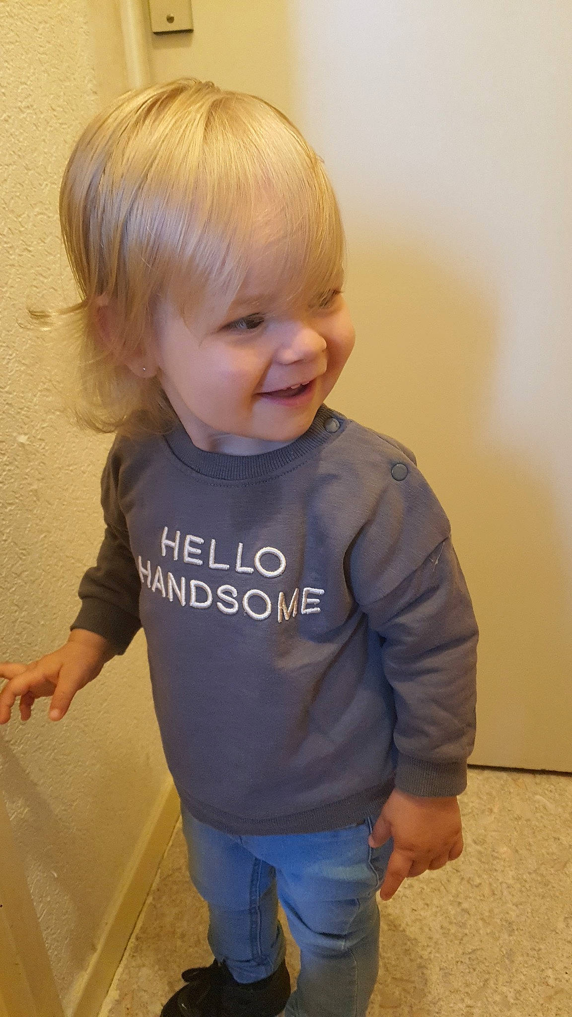 Aaron participe au concours pour gagner de l'argent avec cette photo : arm, baby_toddler_clothing, cheek, chin, gesture, hair, hairstyle, happy, head, human_body, iris, joint, joy, neck, nose, person, shoulder, skin, sleeve, smile