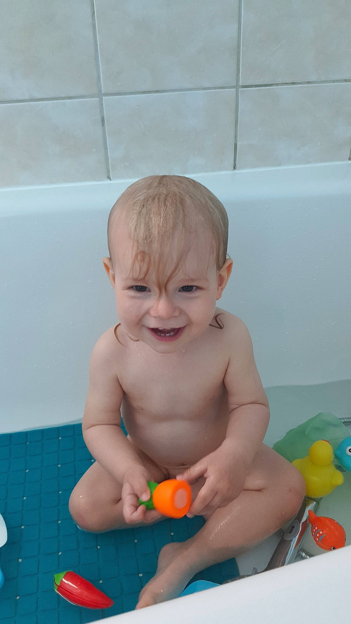 Aaron a rejoint le concours — aidez-le/la à gagner de superbes lots ! arm, baby, baby_bathing, baby_playing_with_toys, bath_toy, bathing, bathroom, bathtub, child, eye, fun, hand, human_body, joy, leisure, person, product, recreation, smile, toddler