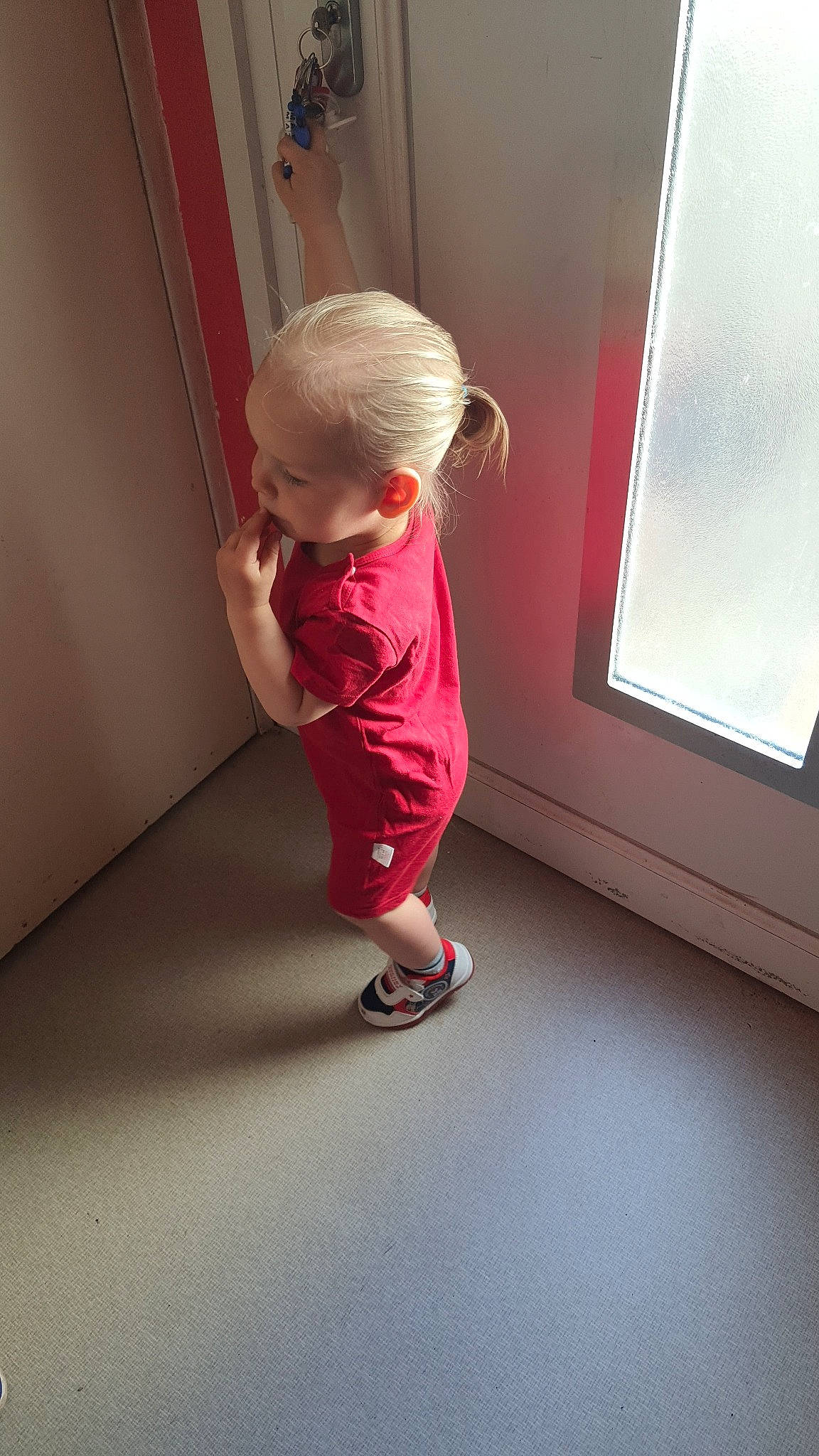 Aaron participe au concours pour gagner de l'argent avec cette photo : baby, baby_toddler_clothing, child, cleanliness, door, elbow, fixture, floor, flooring, foot, fun, hardwood, human_leg, knee, magenta, person, room, shorts, toddler, window