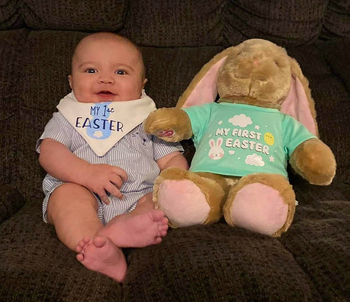 Waylon is registered to the contest to win money with this photo: baby, baby_toddler_clothing, barefoot, cheek, child, comfort, finger, foot, hand, happy, human, lap, leg, mammal, person, skin, textile, thigh, toddler, toy