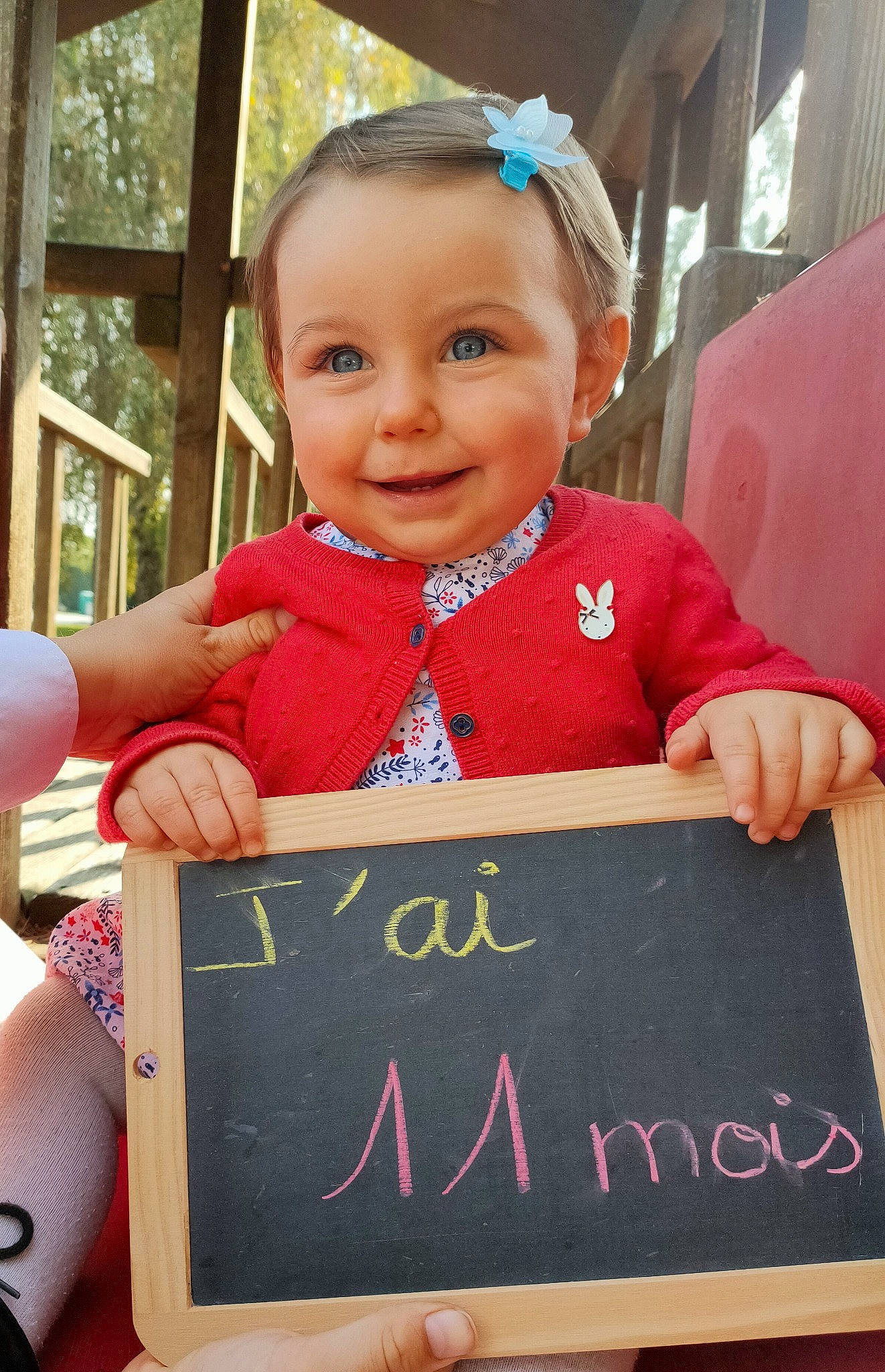 Maïly participe au concours pour gagner de l'argent avec cette photo : baby_toddler_clothing, blackboard, blue, cheek, child, cool, face, facial_expression, finger, handwriting, happy, joy, organ, people, person, photograph, pink, skin, smile, summer