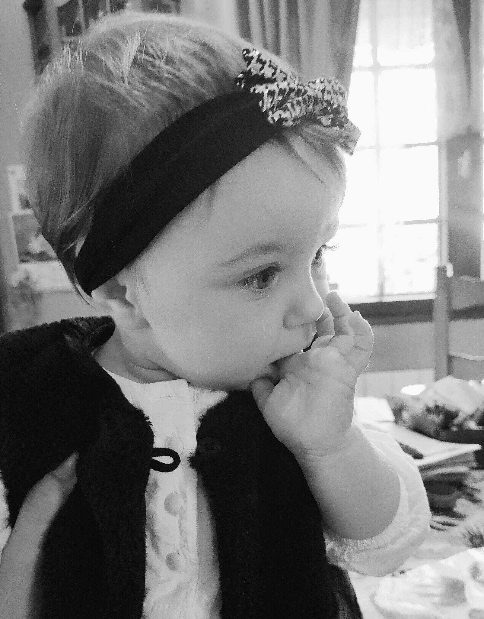 Maïly participe au concours pour gagner de l'argent avec cette photo : baby, beauty, black, black_and_white, child, ear, eyebrow, eyelash, facial_expression, happy, headgear, human_body, lip, monochrome, neck, person, standing, style, toddler, white