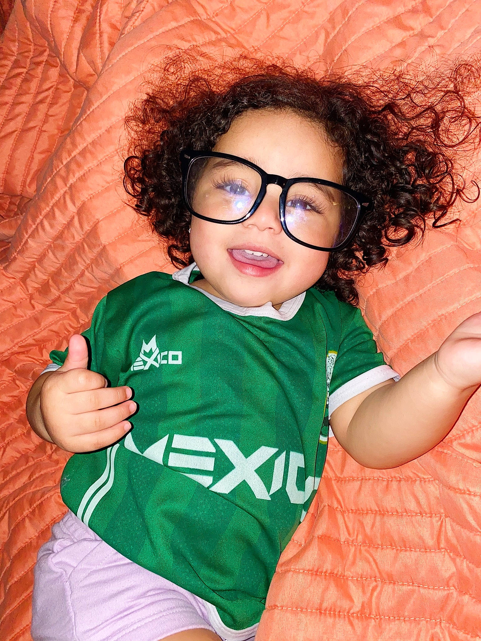 Damari is registered to the contest to win money with this photo: cheek, eye, eyewear, facial_expression, flash_photography, glasses, hairstyle, hand, happy, head, joint, lip, mouth, neck, nose, person, shoulder, skin, sleeve, standing