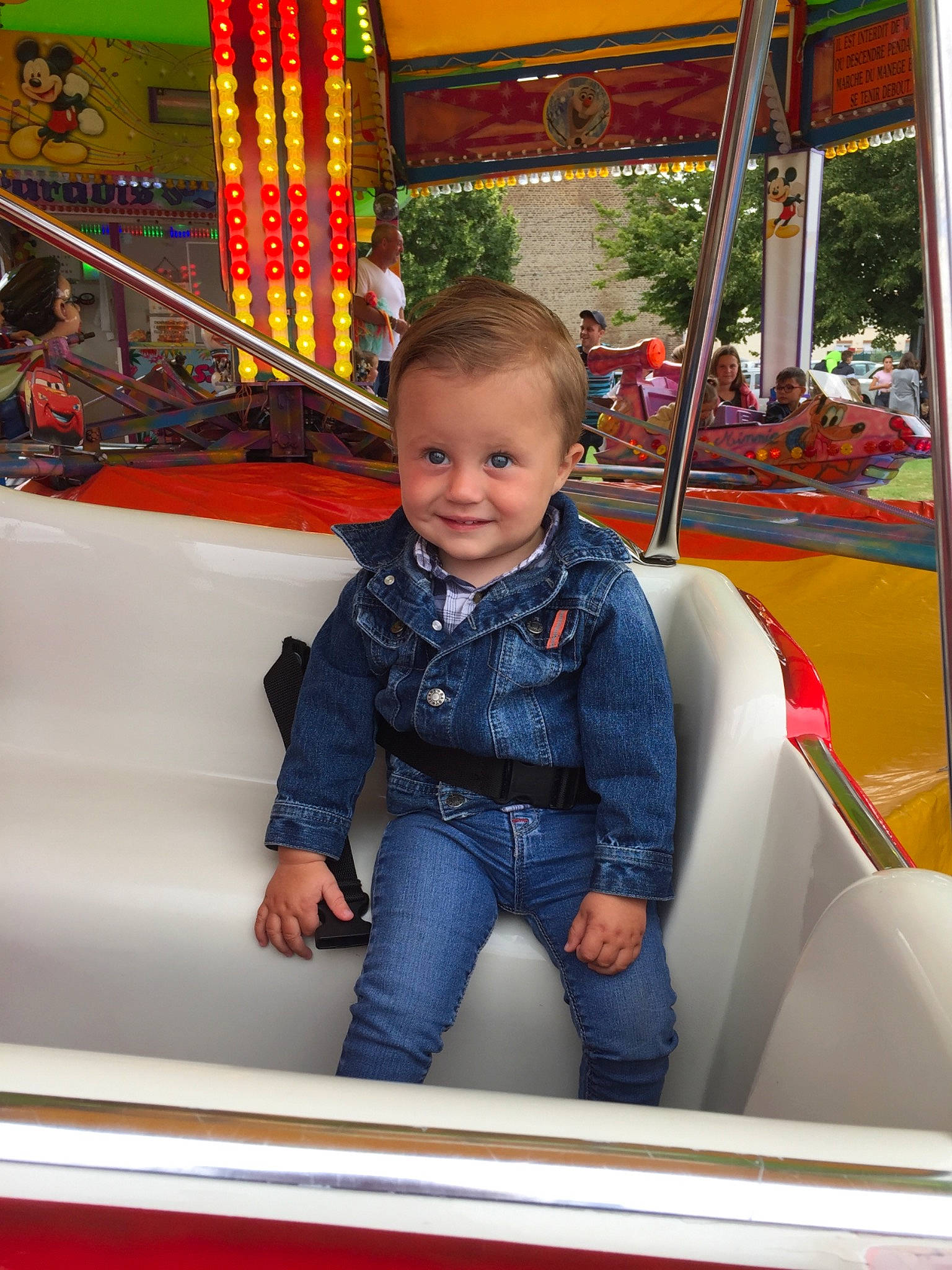 Lény participe au concours pour gagner de l'argent avec cette photo : amusement_park, amusement_ride, child, denim, fun, jeans, joy, leisure, person, playground, recreation, smile, toddler