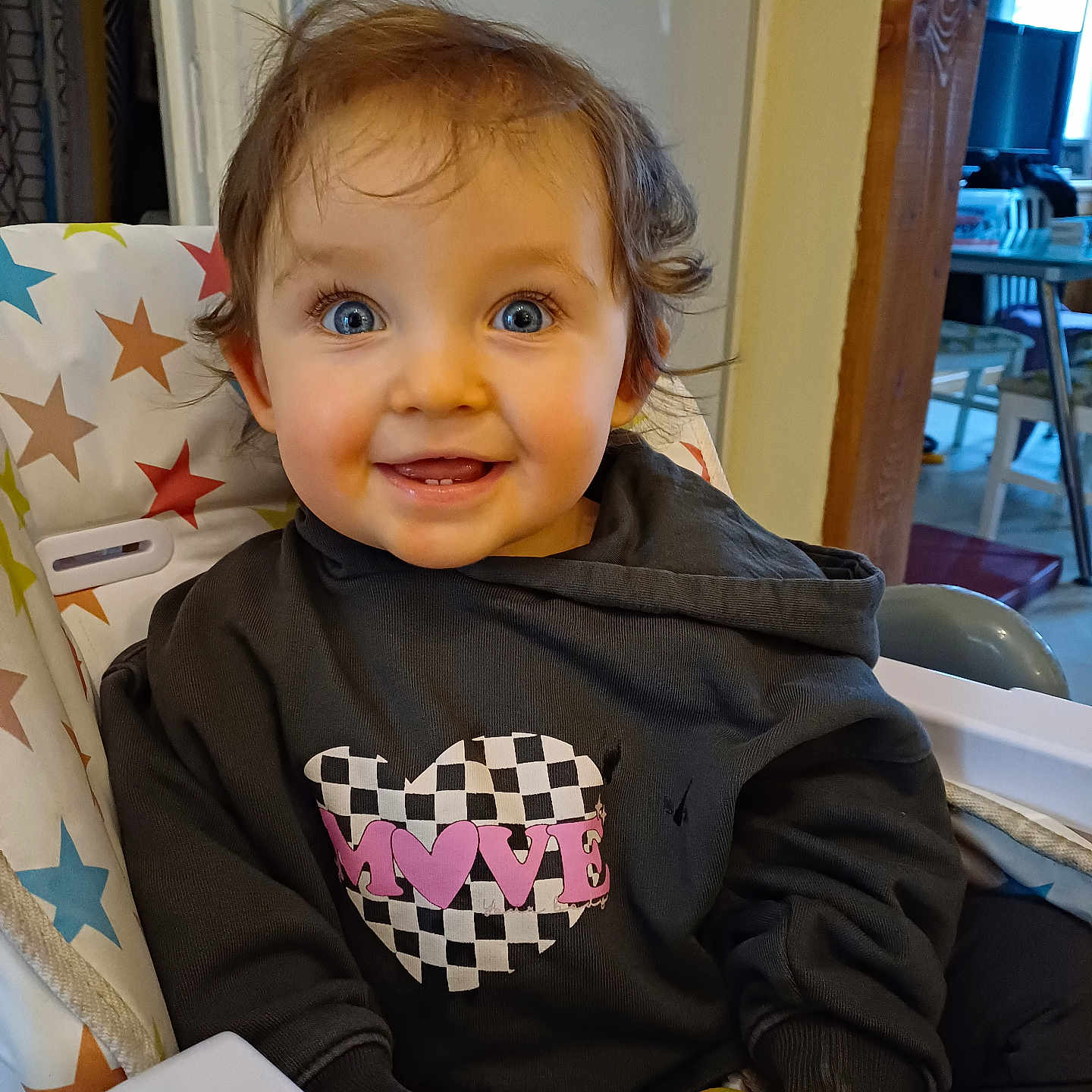 Alicia a rejoint le concours — aidez-le/la à gagner de superbes lots ! art, baby, bodypart, clothing, computerhardware, couch, electronics, face, finger, furniture, hand, hardware, head, monitor, painting, person, photography, portrait, t_shirt, toy