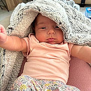 Léonie a rejoint le concours — aidez-le/la à gagner de superbes lots ! arms, baby, blanket, child, couch, cozy, cute, expression, face, floral_pants, furniture, home_interior, indoors, infant, legs, person, pink_shirt, portrait, reaching_out, soft_texture