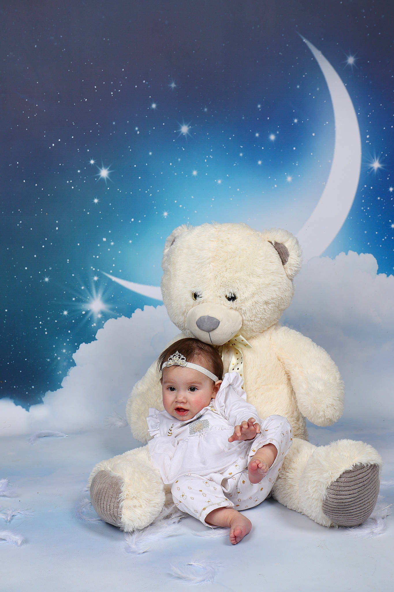 Zoé participe au concours pour gagner de l'argent avec cette photo : art, astronomical_object, event, font, happy, headwear, mammal, moon, person, photograph, plush, science, sky, space, stock_photography, stuffed_toy, teddy_bear, toy, vertebrate, white