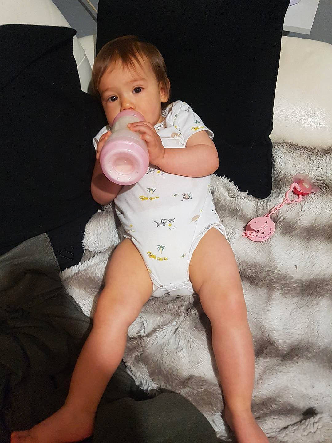 Zoé participe au concours pour gagner de l'argent avec cette photo : abdomen, baby, baby_toddler_clothing, comfort, finger, flash_photography, gesture, happy, human_body, joint, lap, leg, nail, neck, person, shoulder, stomach, textile, thigh, toddler