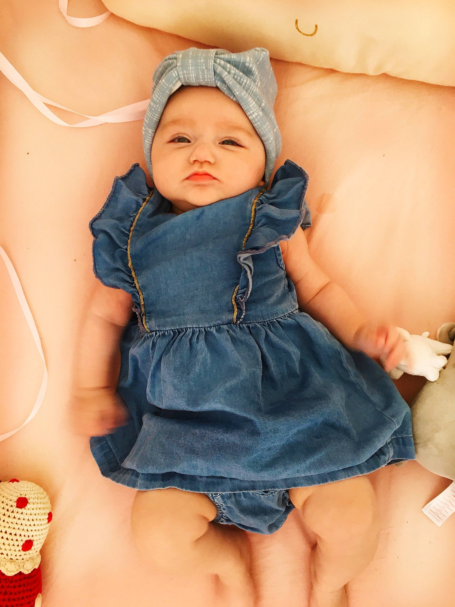 Raphaëlle participe au concours pour gagner de l'argent avec cette photo : abdomen, beauty, black_hair, cheek, child, child_model, clothing, denim, finger, headwear, human_body, jeans, joint, leg, long_hair, mouth, person, pink, skin, thigh