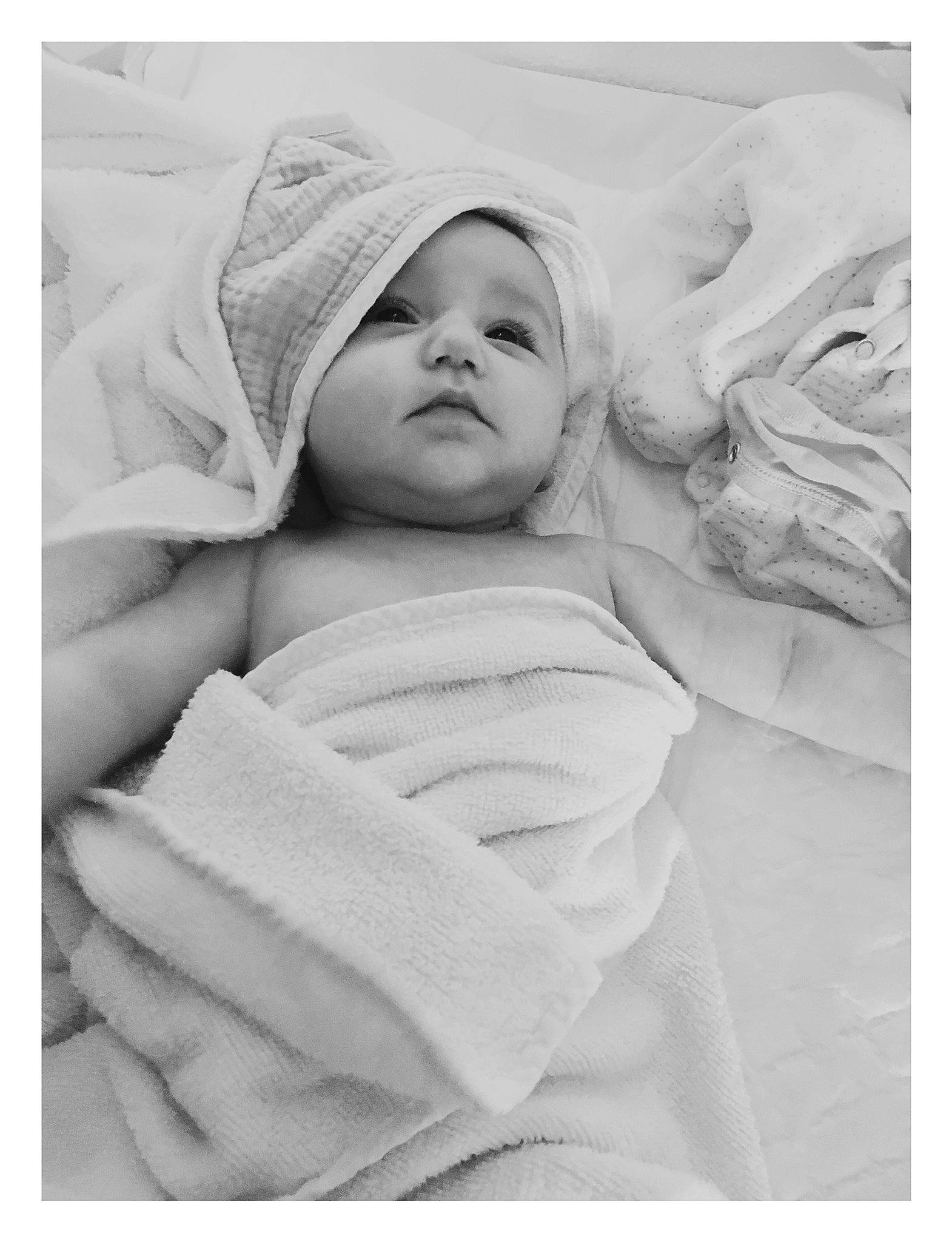 Raphaëlle a rejoint le concours — aidez-le/la à gagner de superbes lots ! baby, bedding, birth, black_and_white, blanket, child, linens, monochrome, person, photograph, photography, portrait, portrait_photography, smile, snapshot, stock_photography, textile, towel, white