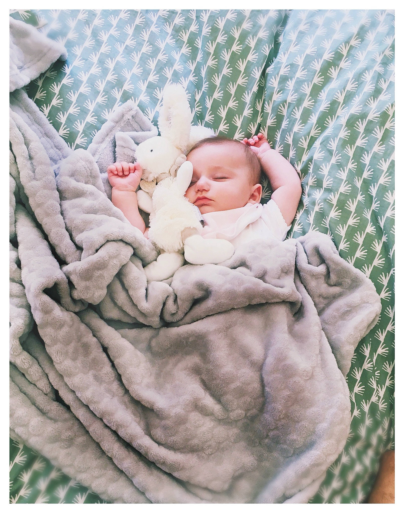 Raphaëlle a rejoint le concours — aidez-le/la à gagner de superbes lots ! baby, baby_products, baby_sleeping, bedding, beige, blanket, cheek, child, comfort, fur, linens, nap, person, photograph, pink, product, sleep, textile, toddler, turquoise