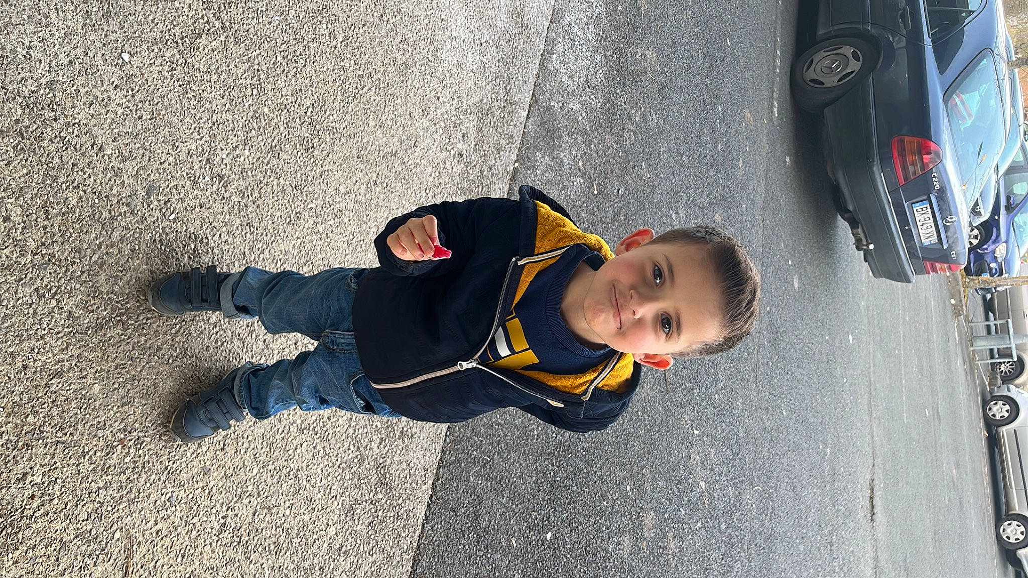 Ilan participe au concours pour gagner de l'argent avec cette photo : asphalt, automotive_design, automotive_exterior, automotive_lighting, automotive_tire, car, city, concrete, flooring, joy, motor_vehicle, person, road, road_surface, sidewalk, tar, tire, toddler, vehicle, vehicle_door