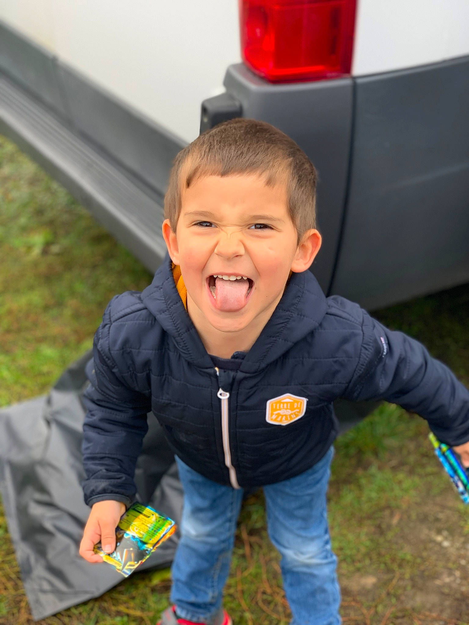 Ilan participe au concours pour gagner de l'argent avec cette photo : auto_part, automotive_exterior, automotive_tire, chair, child, family_car, fun, grass, happy, head, jacket, leisure, luxury_vehicle, person, personal_protective_equipment, play, recreation, sitting, smile, soil