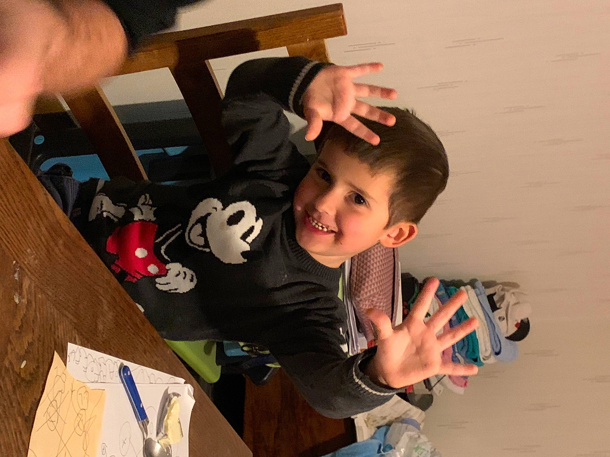 Ilan participe au concours pour gagner de l'argent avec cette photo : arm, child, finger, fun, hand, happy, hardwood, joy, leisure, nail, person, play, recreation, room, sitting, smile, thumb, toddler, travel, wood